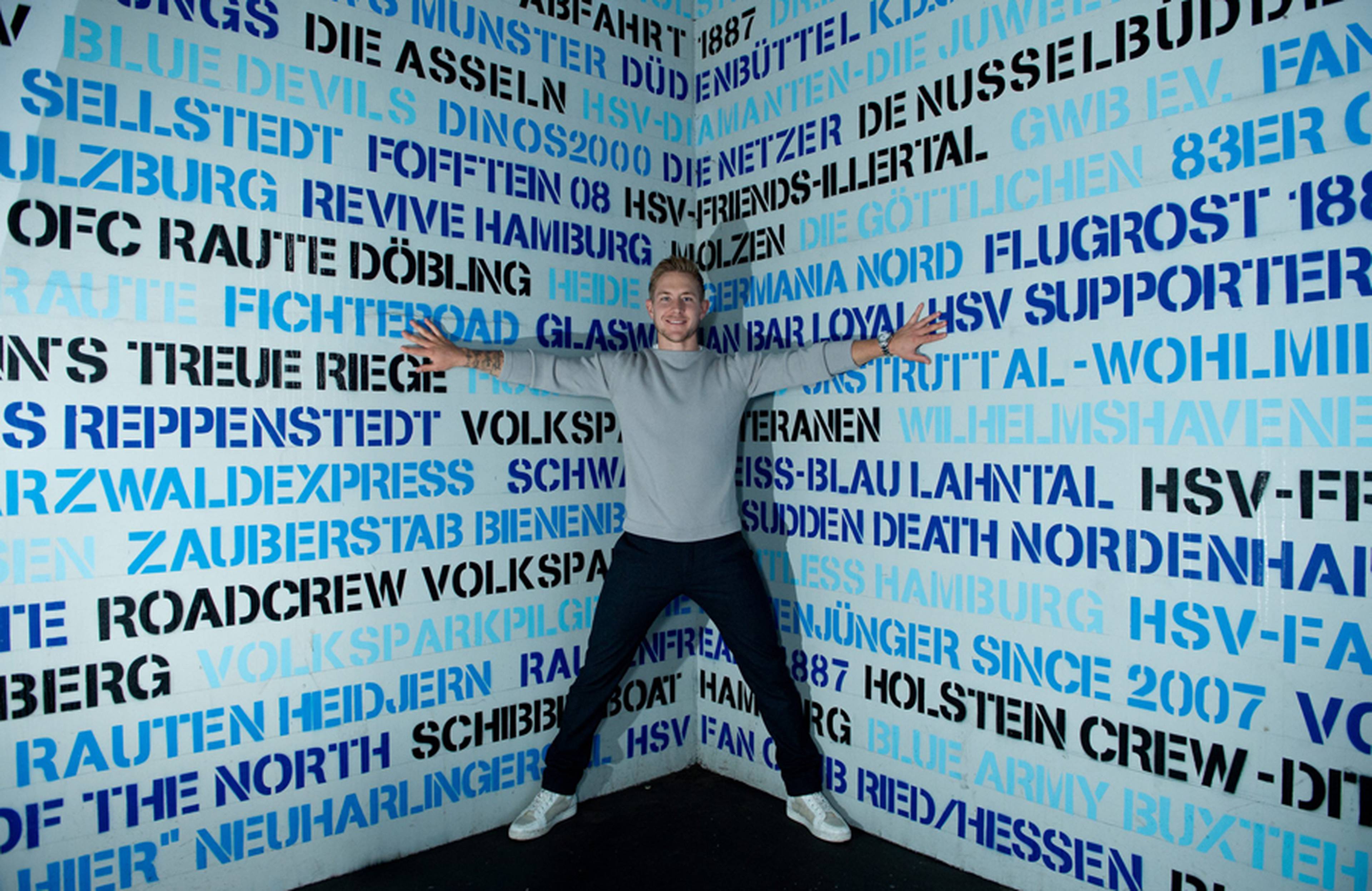 Fanliebling Lewis Holtby posiert im Treppenhaus des Volksparkstadions, in dem zahlreiche OFC´s mit Namen verewigt sind.  