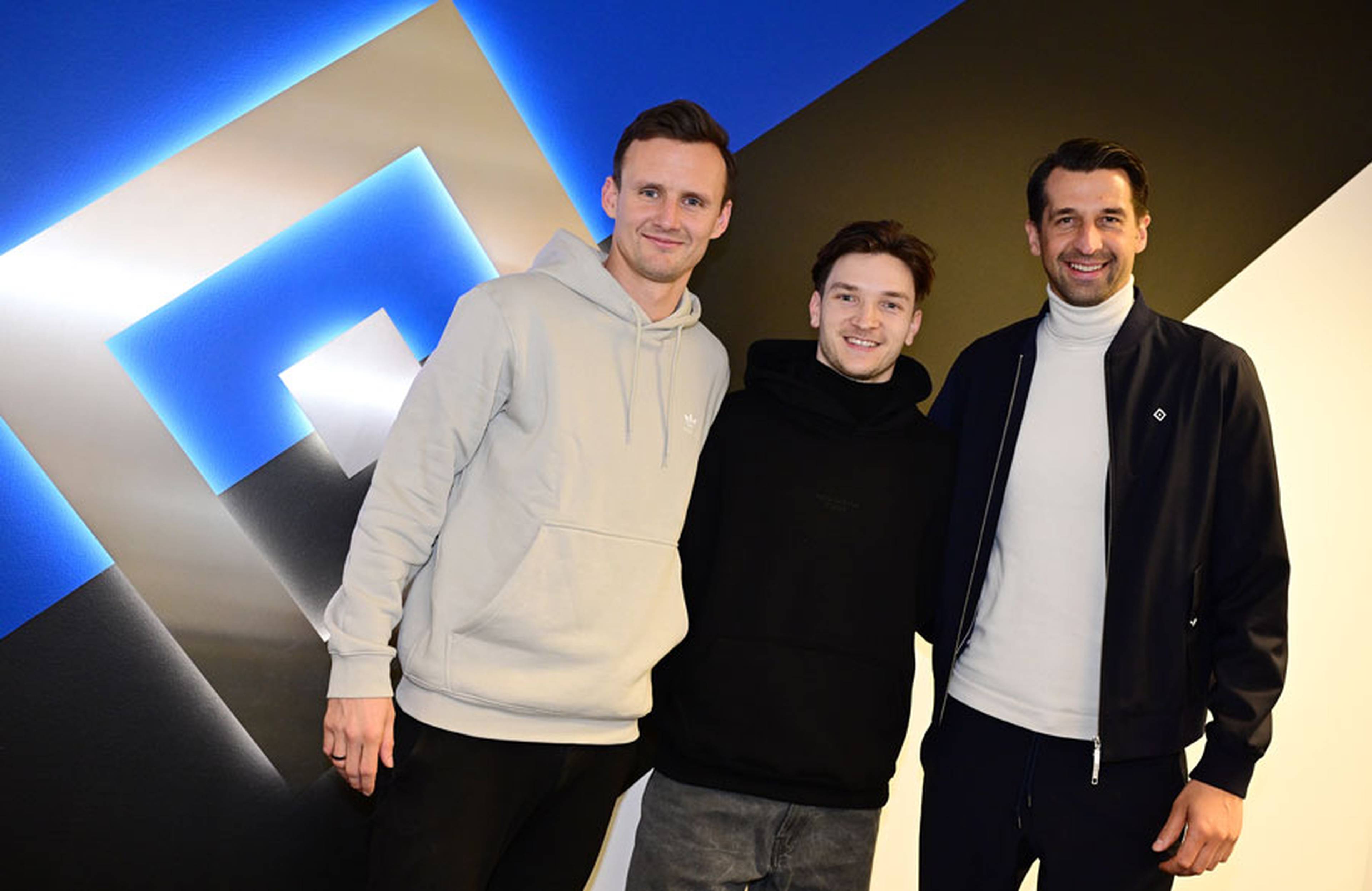 HSV board member Jonas Boldt (right) and director of football Caus Costa (left) are pleased to welcome Noah Katterbach back to HSV.