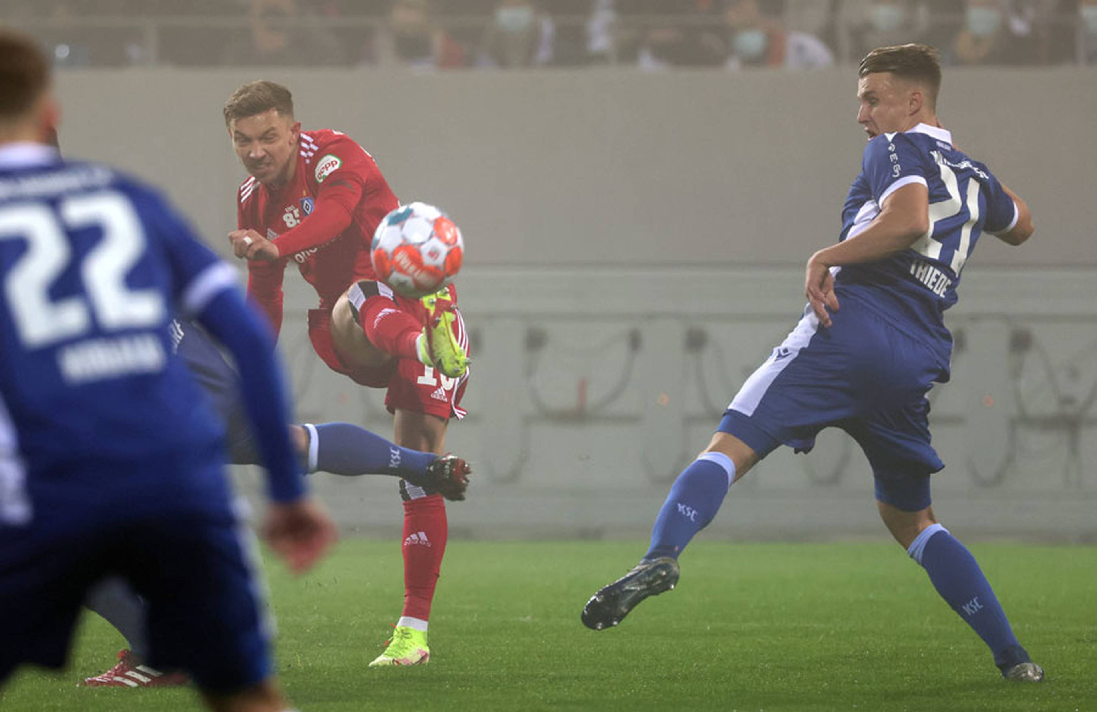 Traumtor! Sonny Kittel nimmt Maß und zirkelt den Ball zur 1:0-Führung für den HSV ins lange Eck und in den Knick.