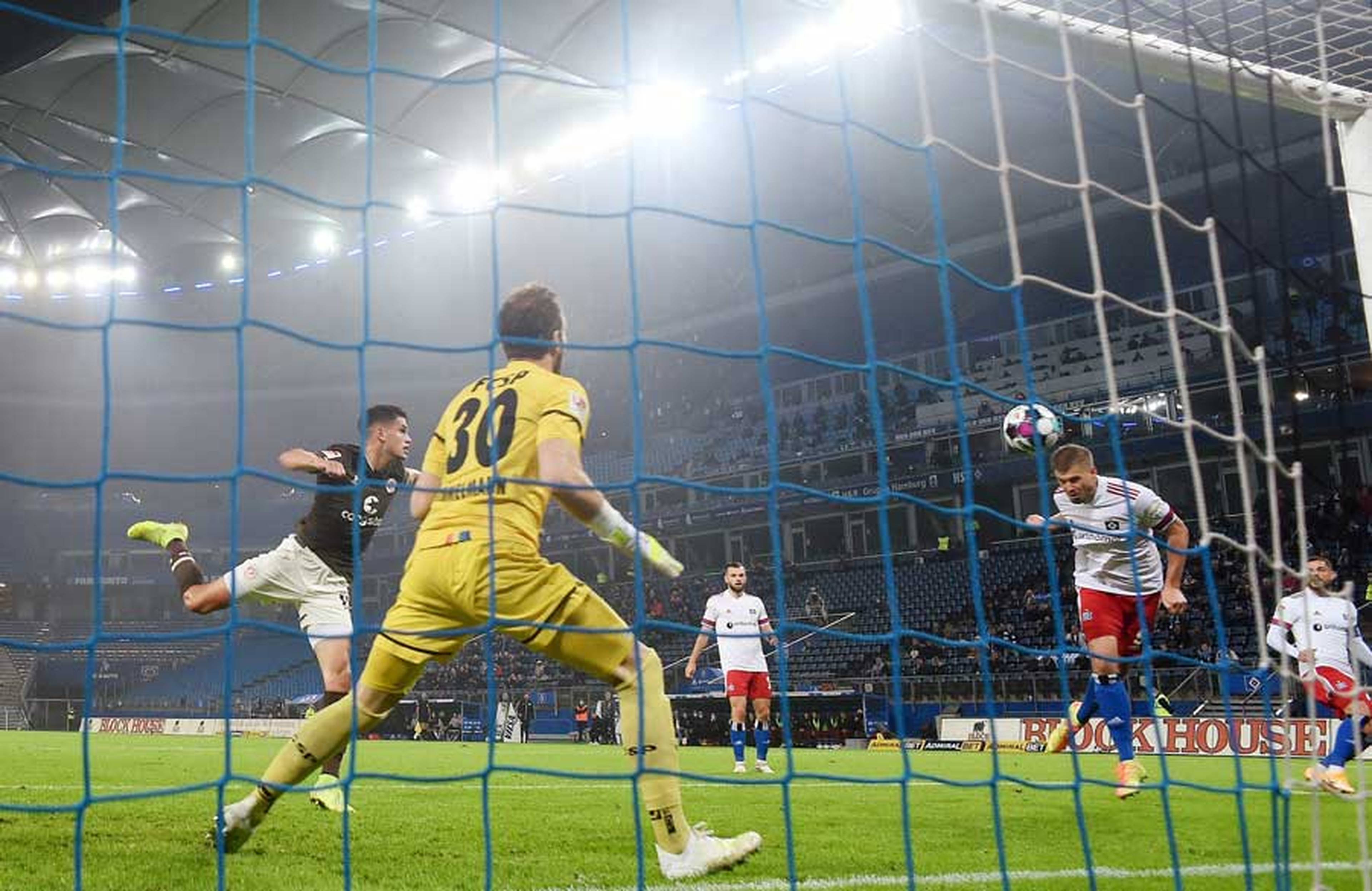 Und wieder drin: Simon Terodde lässt sich nicht stoppen, köpft hier das 1:0 für den HSV und schnürt am Ende seinen vierten Doppelpack der Saison.