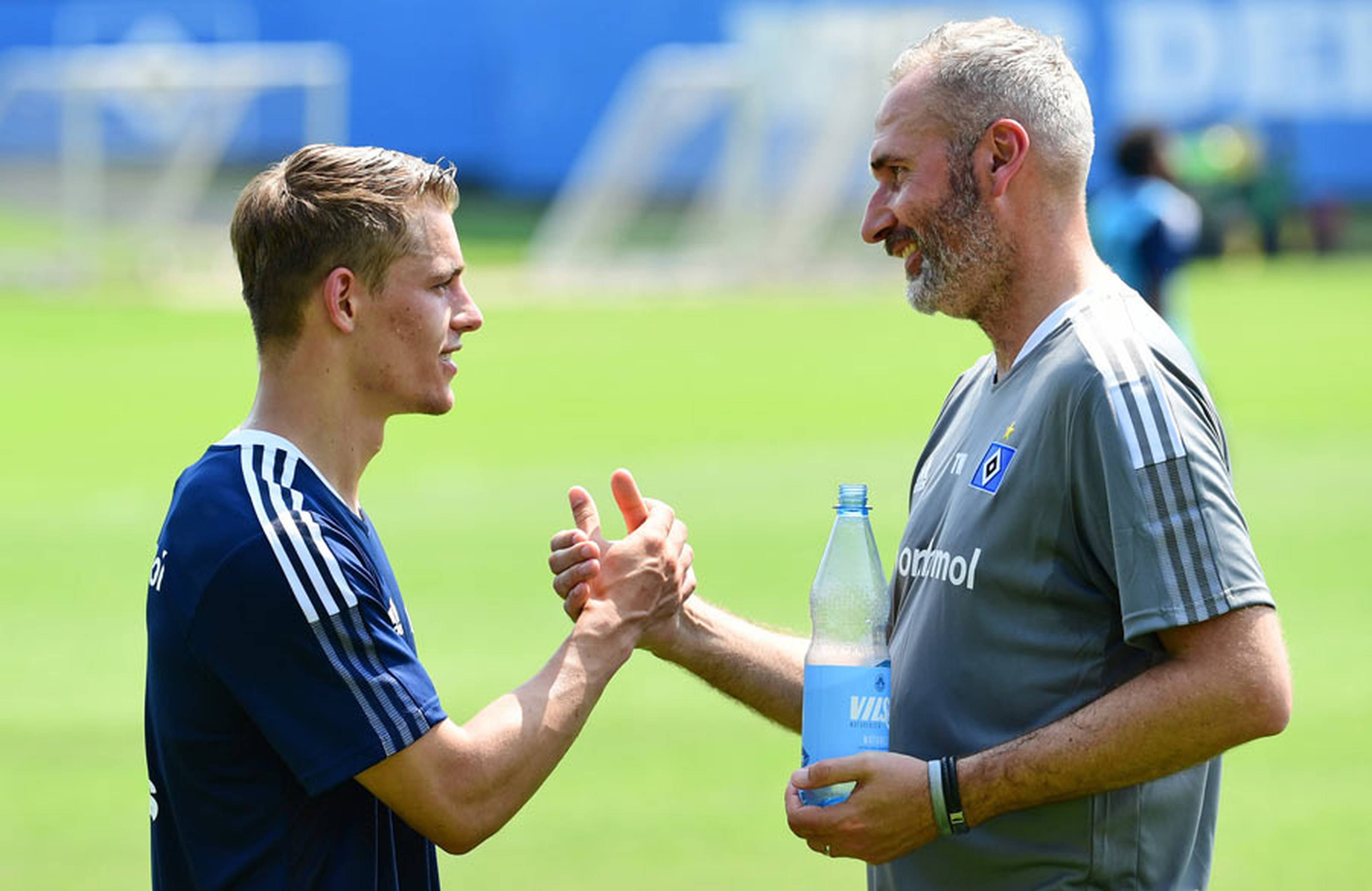 Tim Walter begrüßt Miro Muheim.