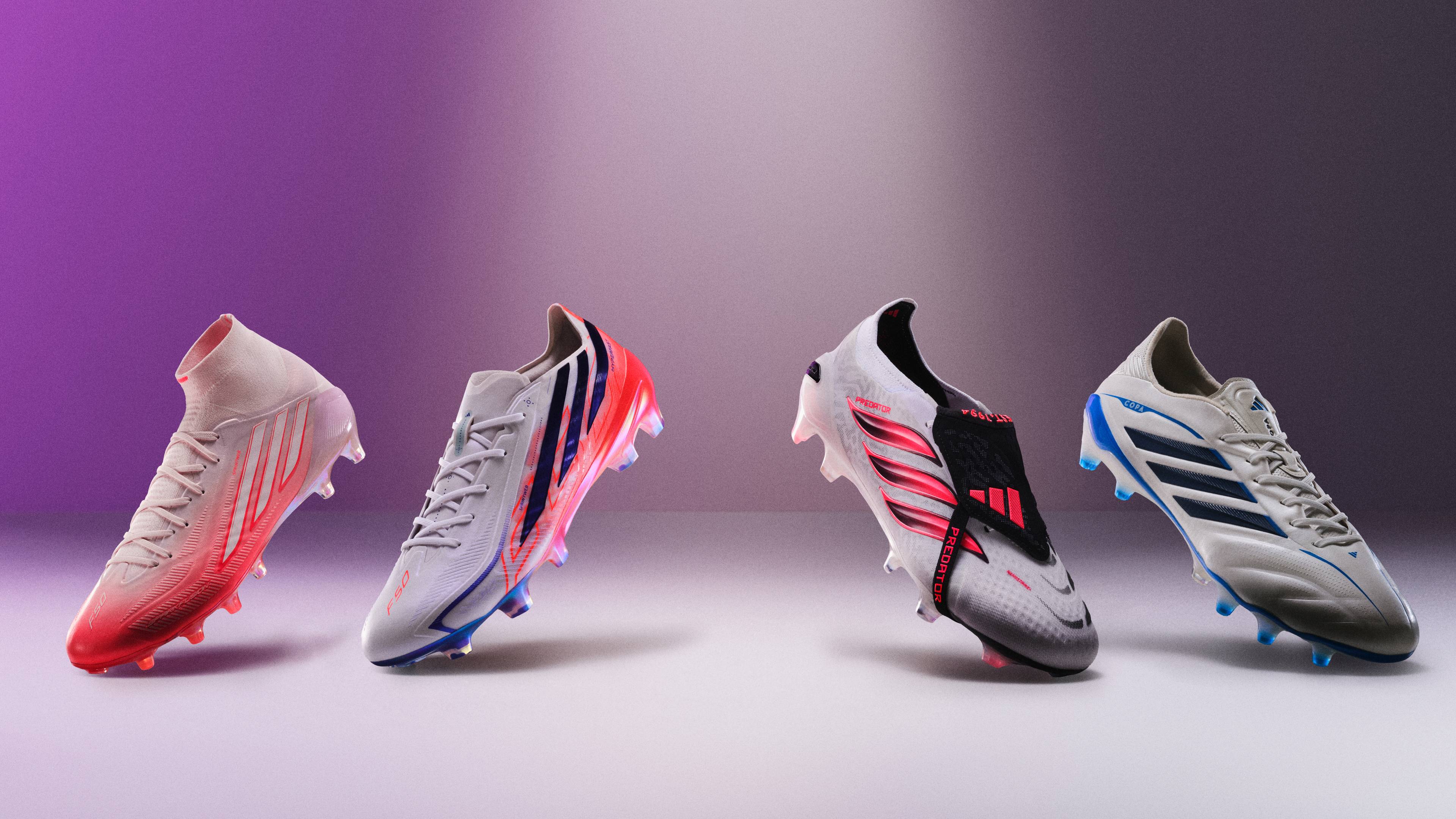 Vier Schuhe von Adidas in verschiedenen Farben.
