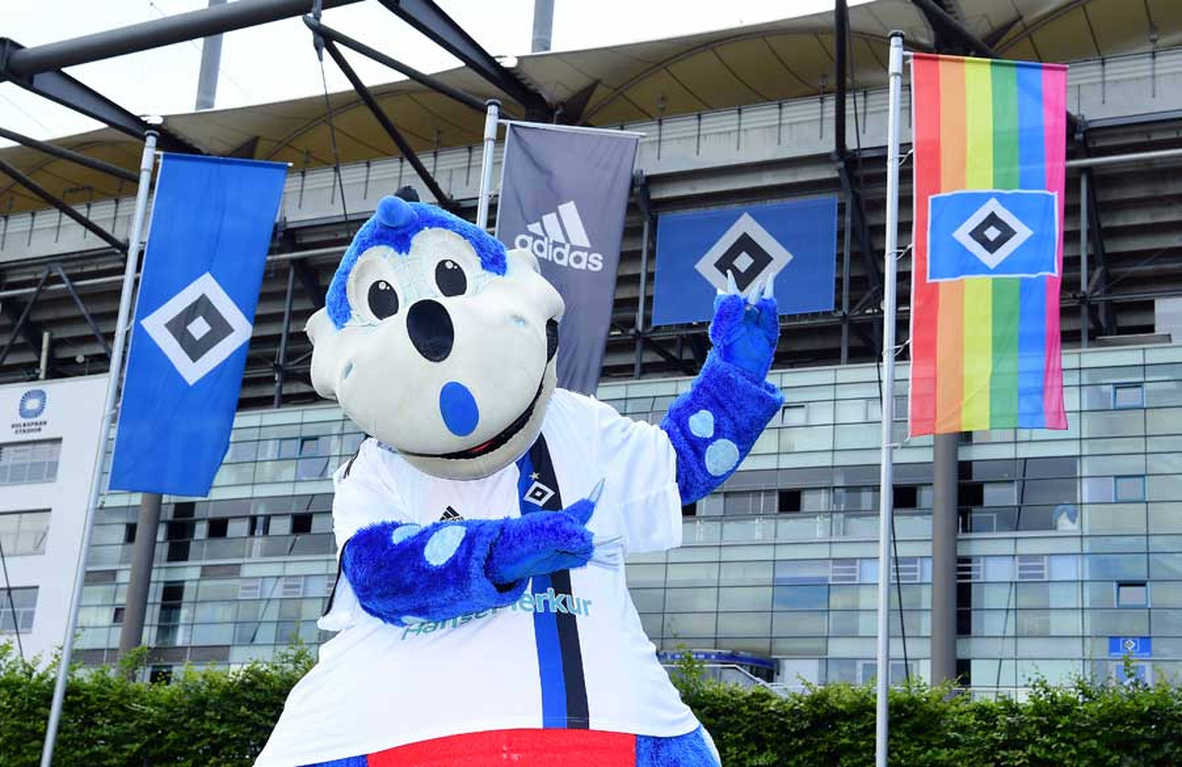 HSV-Maskottchen Dino Hermann half dabei, die Regenbogenfahnen rund um das Volksparkstadion aufzuhängen und damit ein klares Zeichen gegen Diskriminierung jeglicher Art zu setzen.