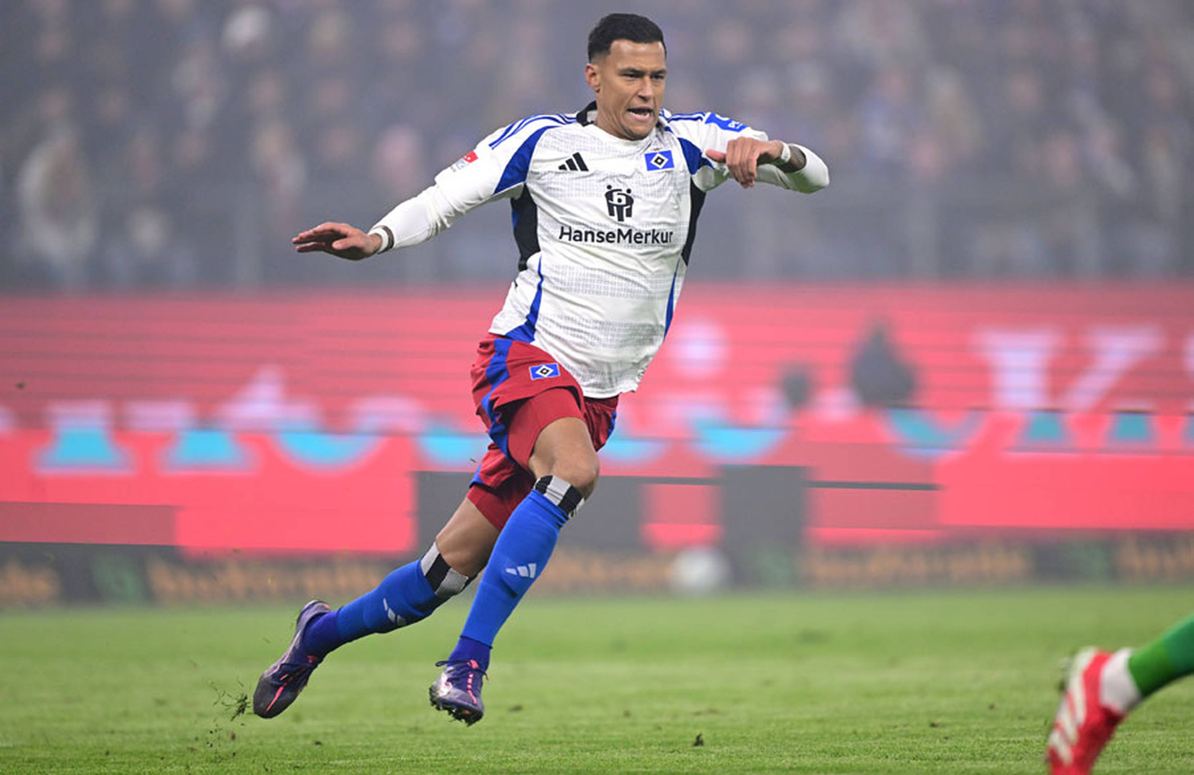 Davie Selke agierte in seiner Rolle des Mittelstürmers auch als erster Verteidiger der Rothosen, so wie hier als Verfolger von Köln-Keeper Schwäbe.