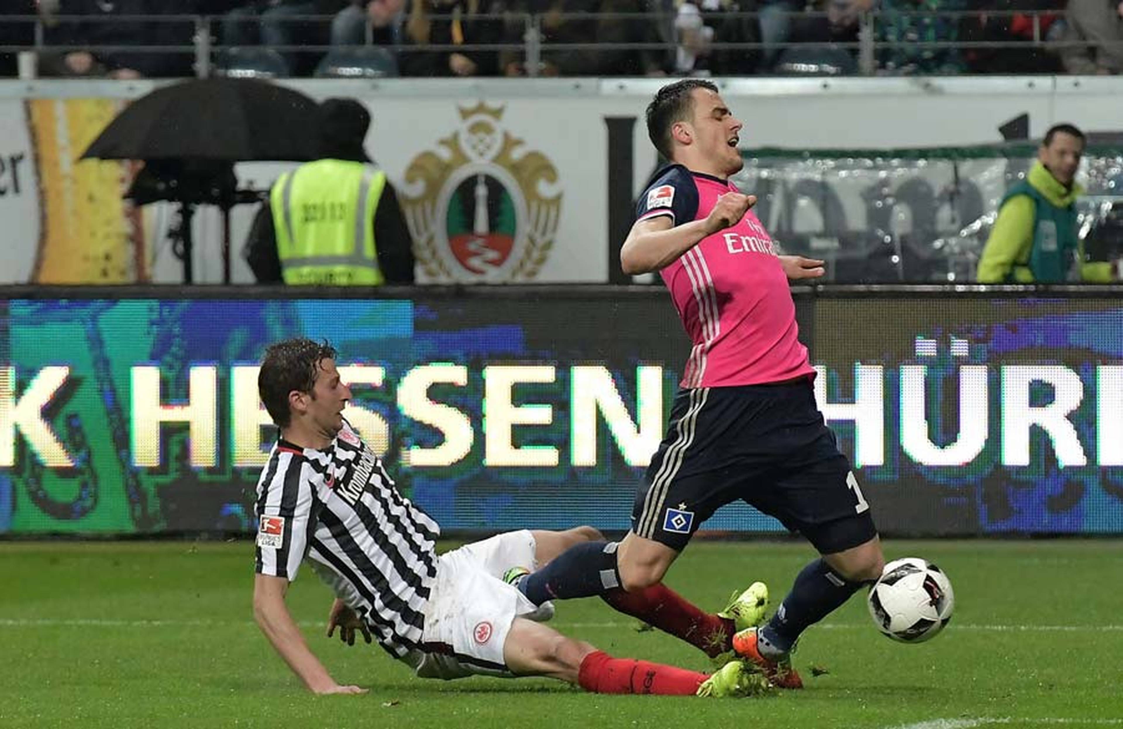 Maybe the turning point of the game: Kostic was felled in the Frankfurt box by Abraham but the whistle remained silent. 