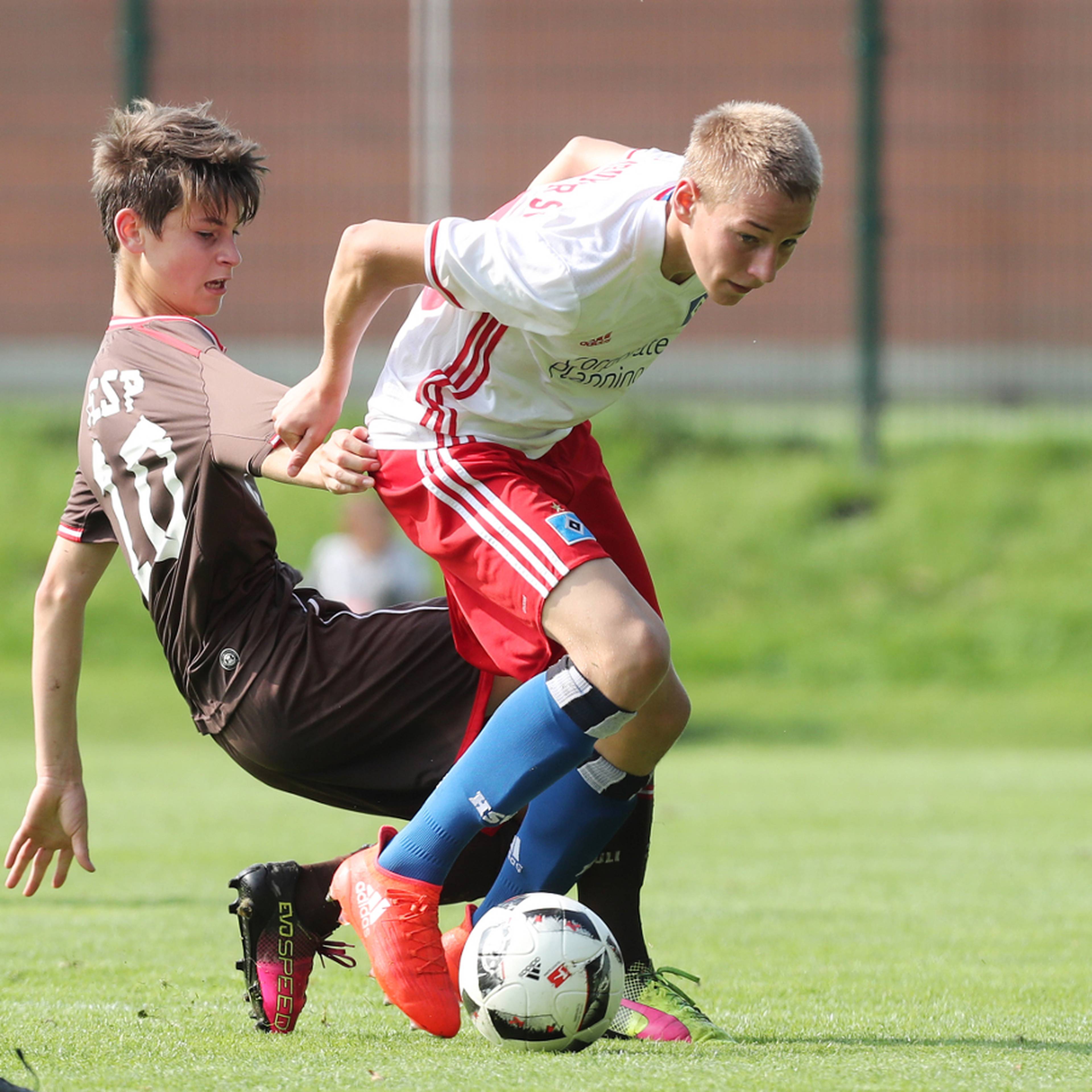 Valentin Brandis schirmt den Ball ab.