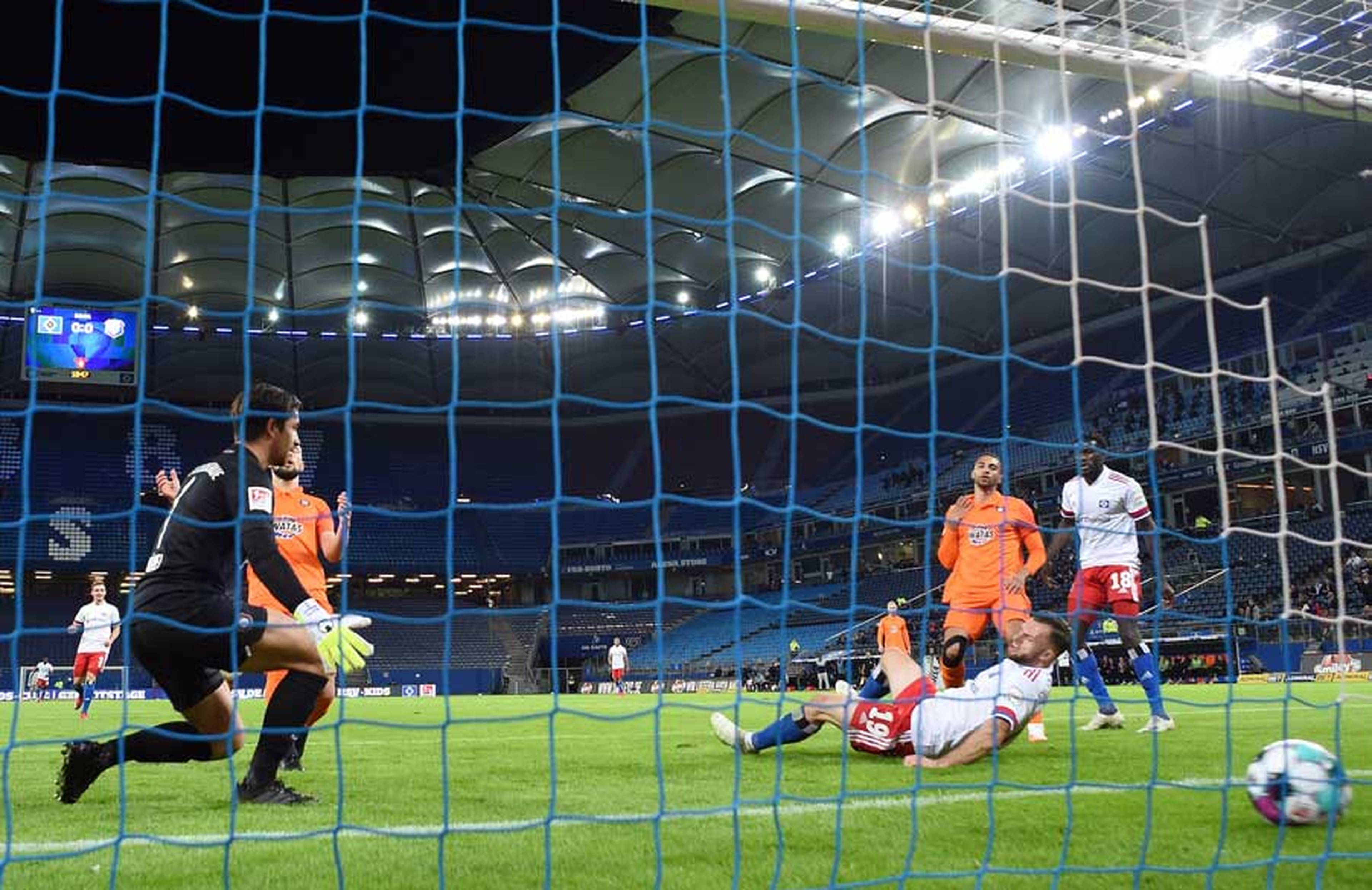 Torriecher par excellance: Manuel Wintzheimer steht goldrichtig und drückt die Narey-Hereingabe über die Linie - das 1:0.