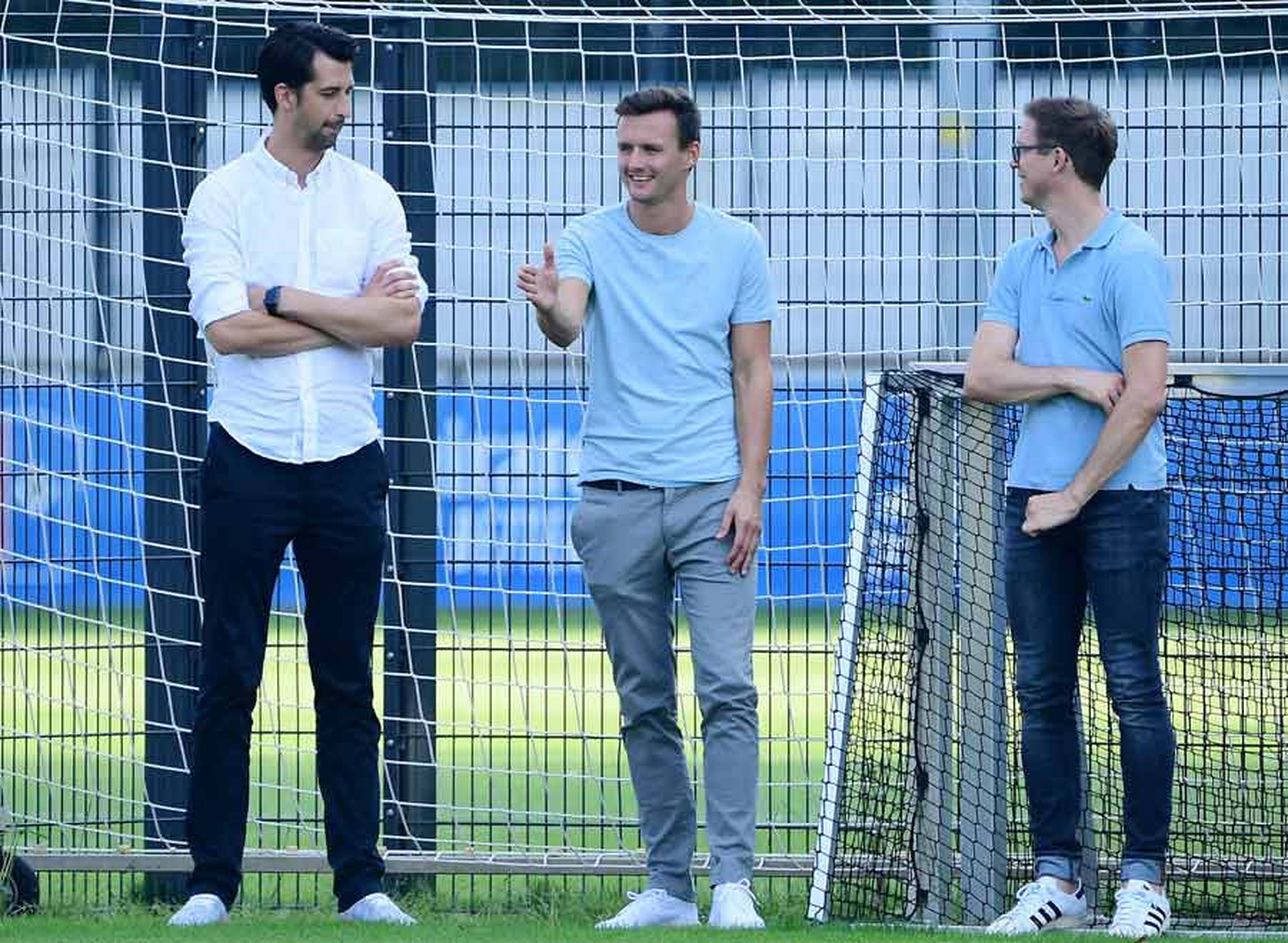 Jonas Boldt steht am Trainingsplatz zusammen mit Claus Costa und Michael Mutzel.