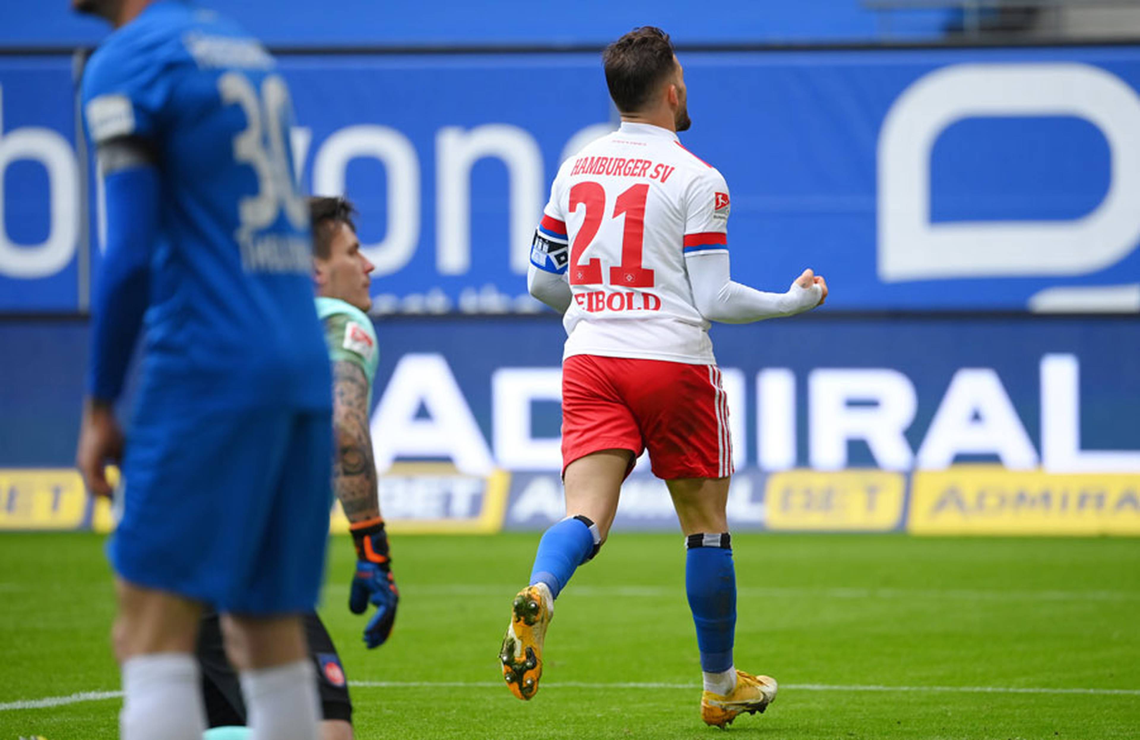 Und der zweite Streich: Wieder war Tim Leibold zur Stelle, schiebt dieses Mal mit dem rechten Fuß ein und dreht jubelnd ab. Das war sein Tag!