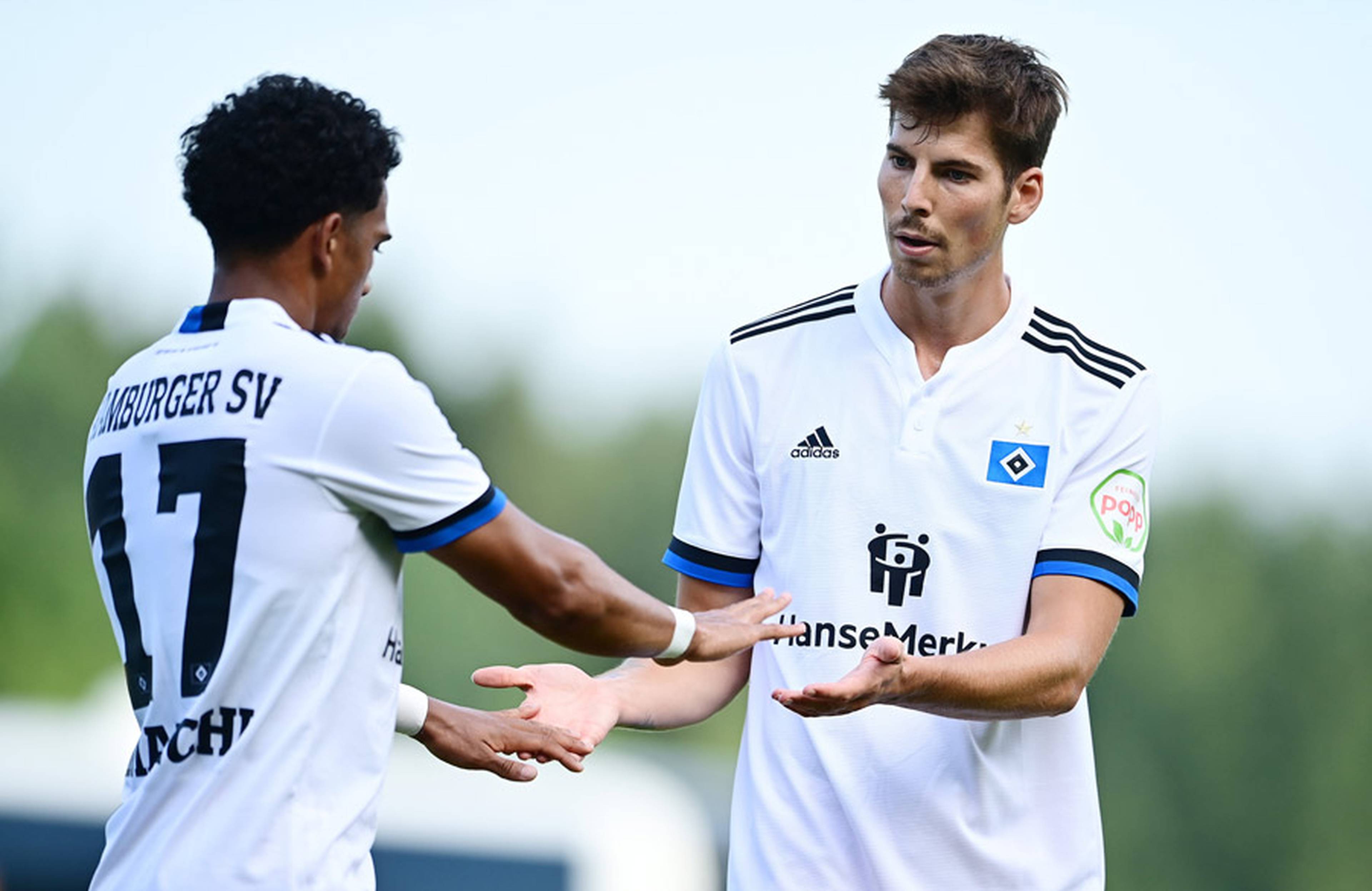 Maxi Rohr (re.) gratuliert Torschütze Xavier Amaechi. 