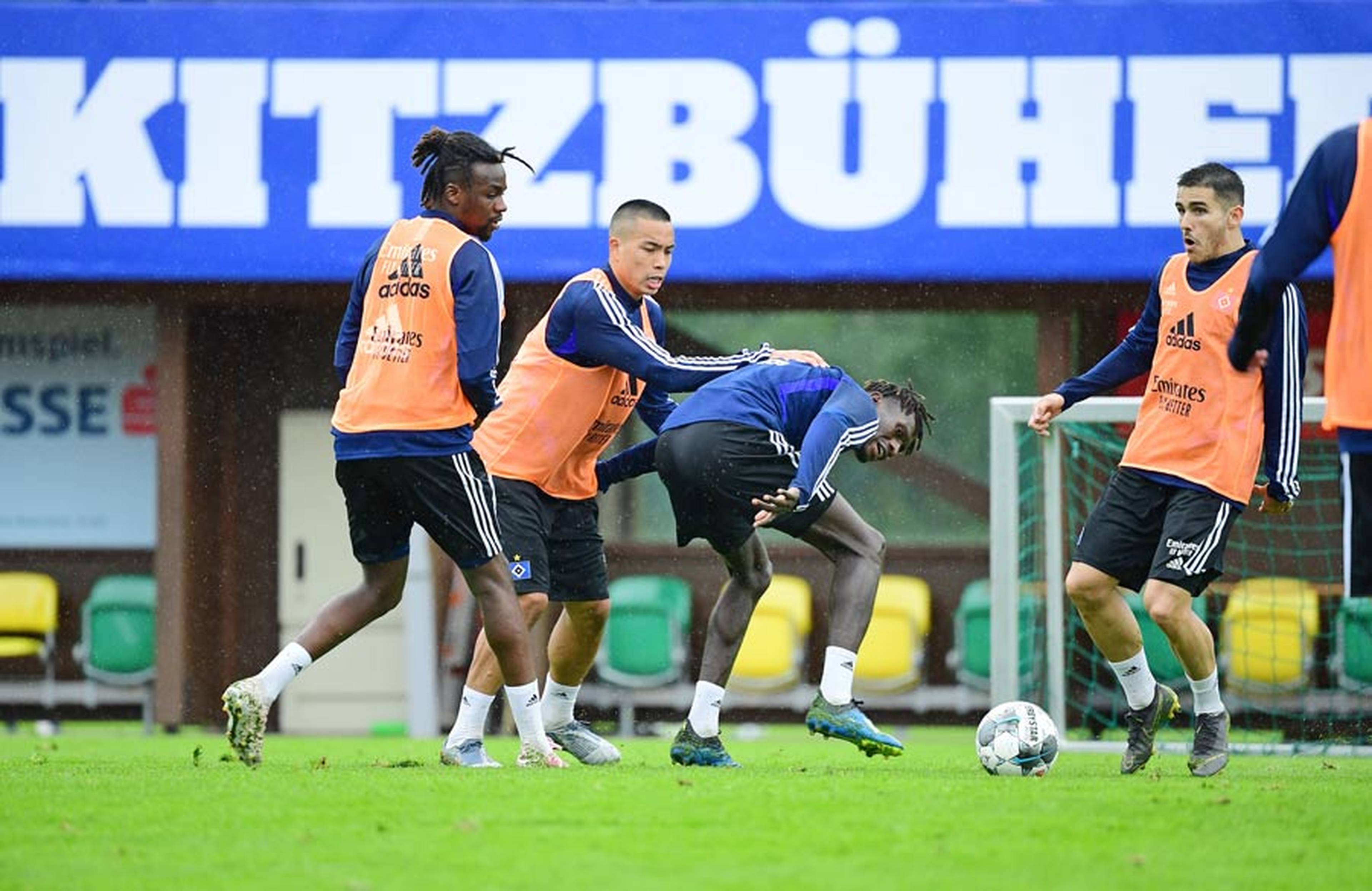 Bobby Wood und Bakery Jatta führen einen intensiven Zweikampf auf dem Platz.