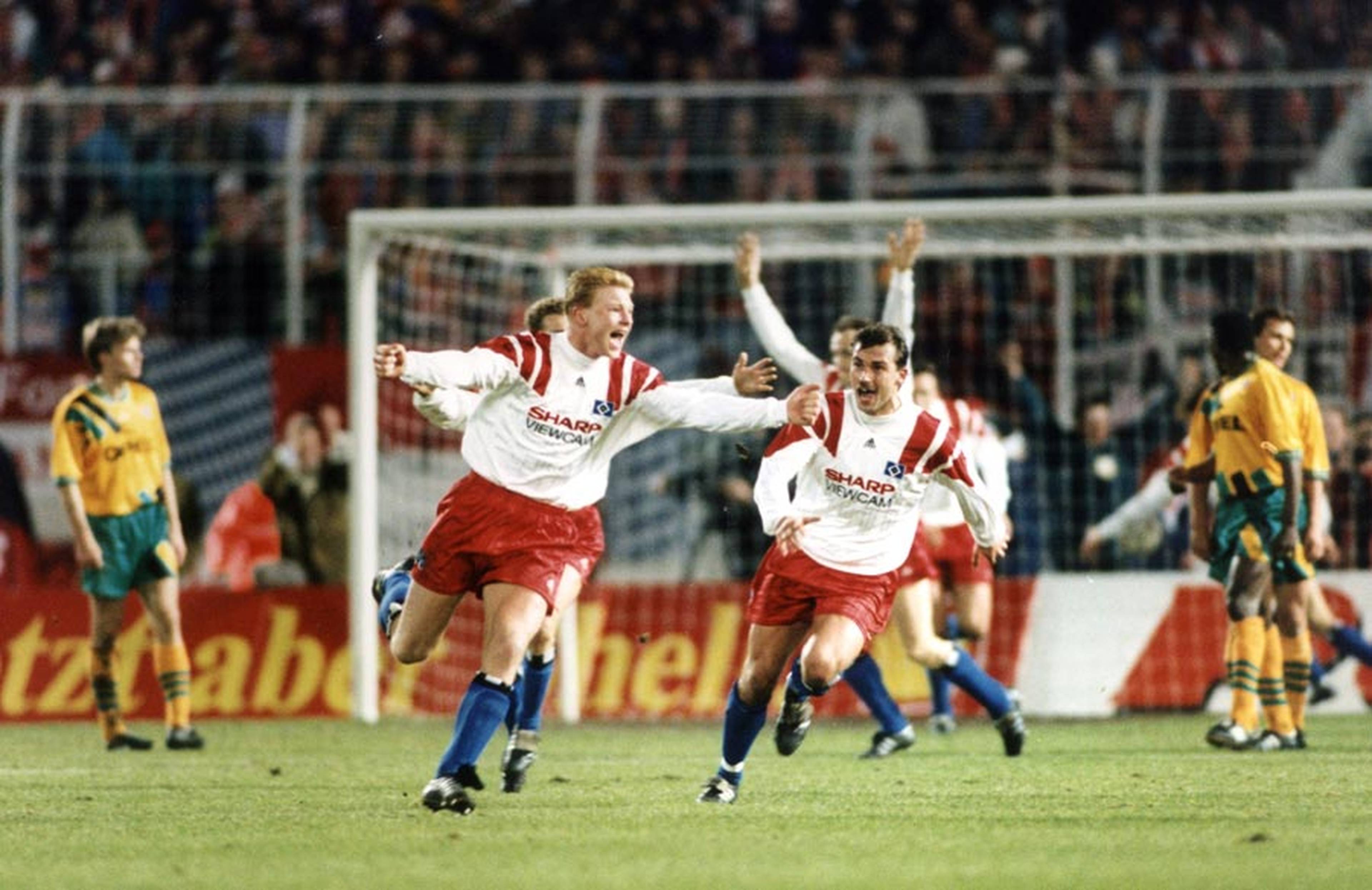Jörg Albertz jubelt einen Treffer.