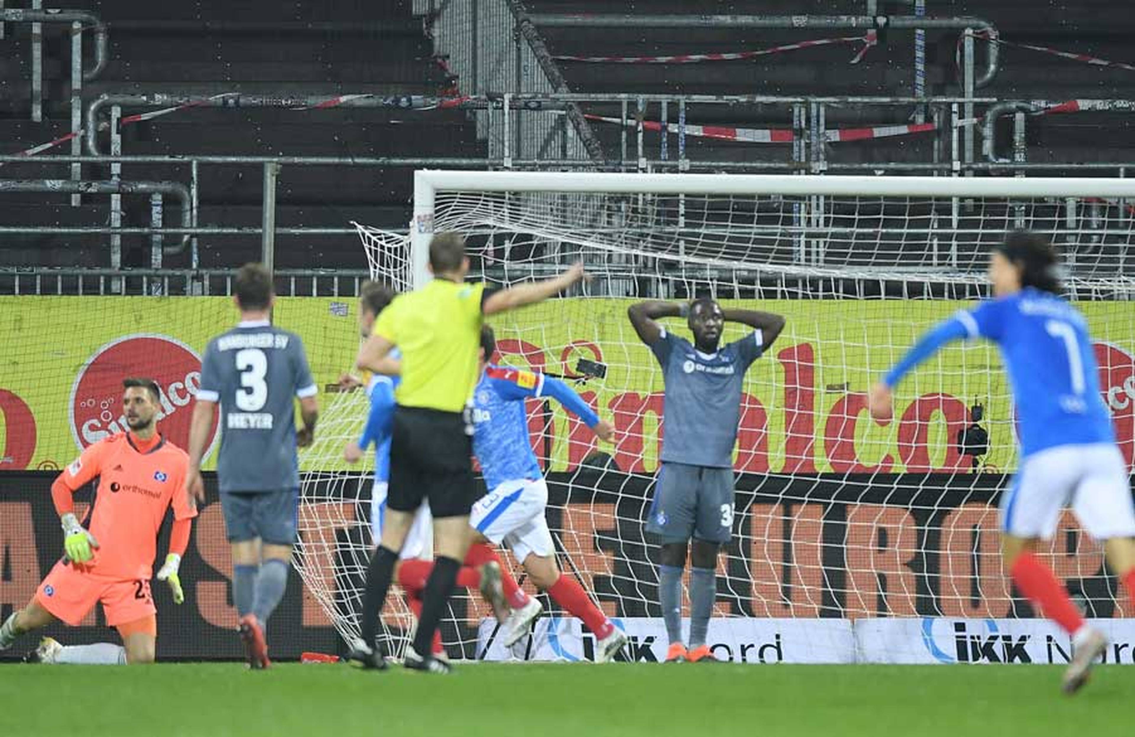 Unglaublich und unnötig: vorn verpasst der HSV das 2:0 und kassiert im direkten Gegenzug in der Nachspielzeit tatsächlich noch den 1:1-Ausgleich.