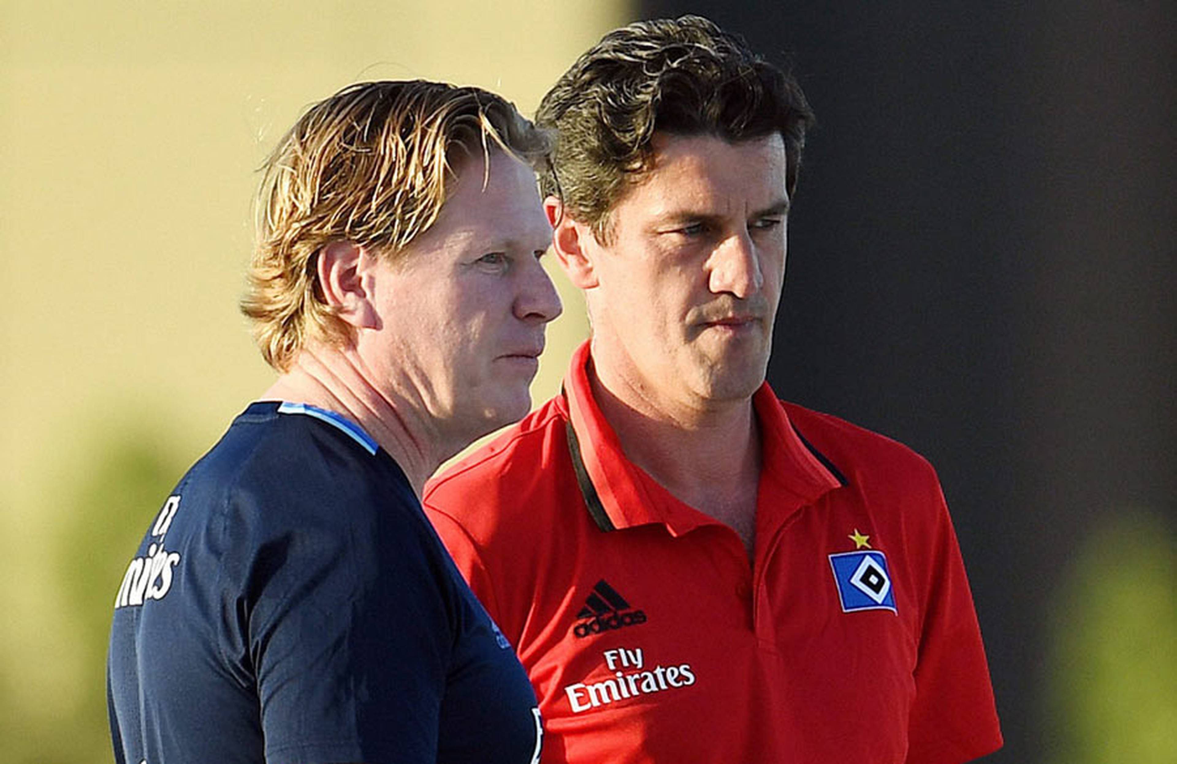Markus Gisdol und Jens Todt beobachten das Training.