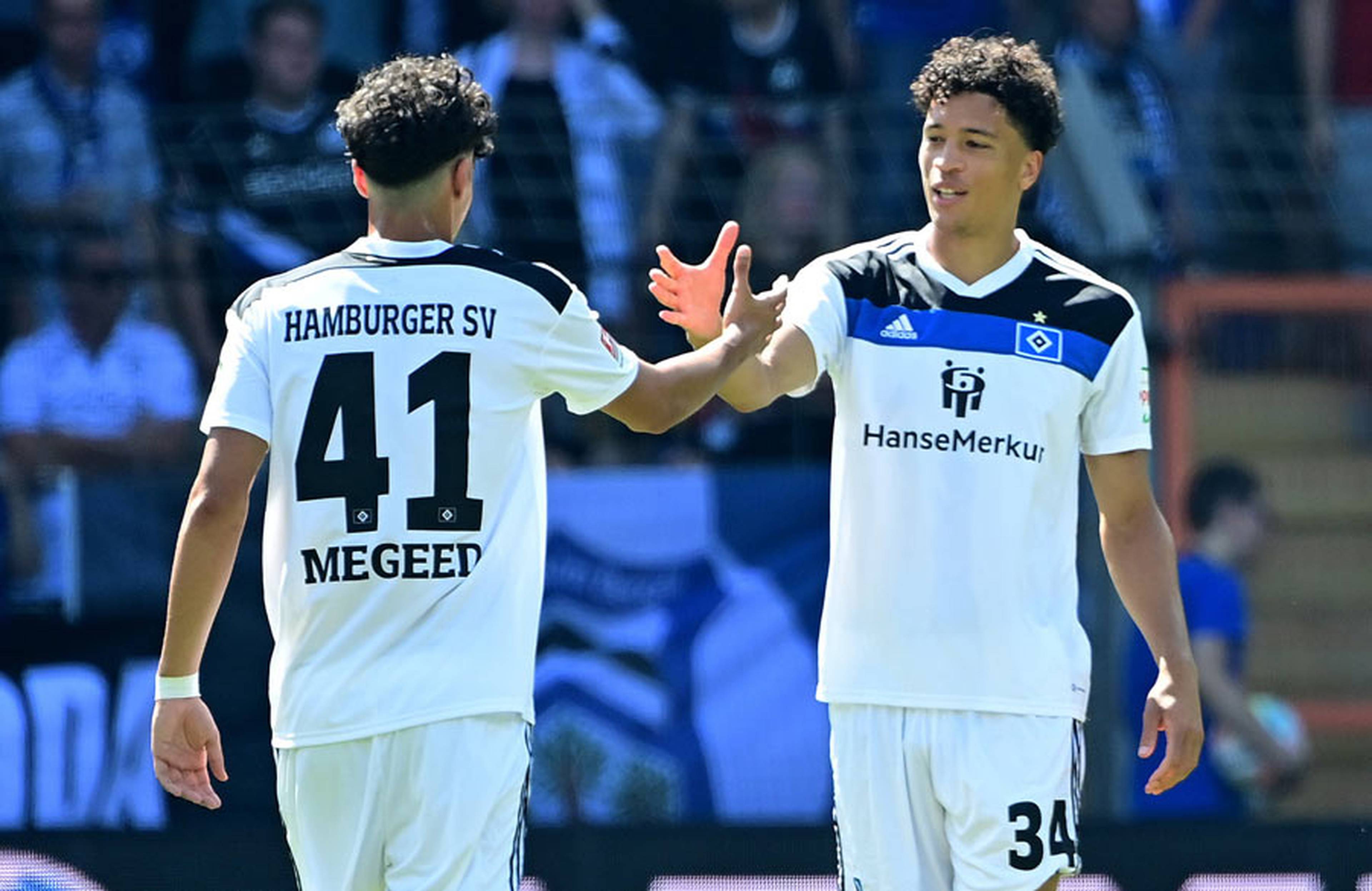 Eigengewächs Jonas David (re.) beglückwünscht Eigengewächs Omar Megeed zu seinem 1. Profieinsatz.