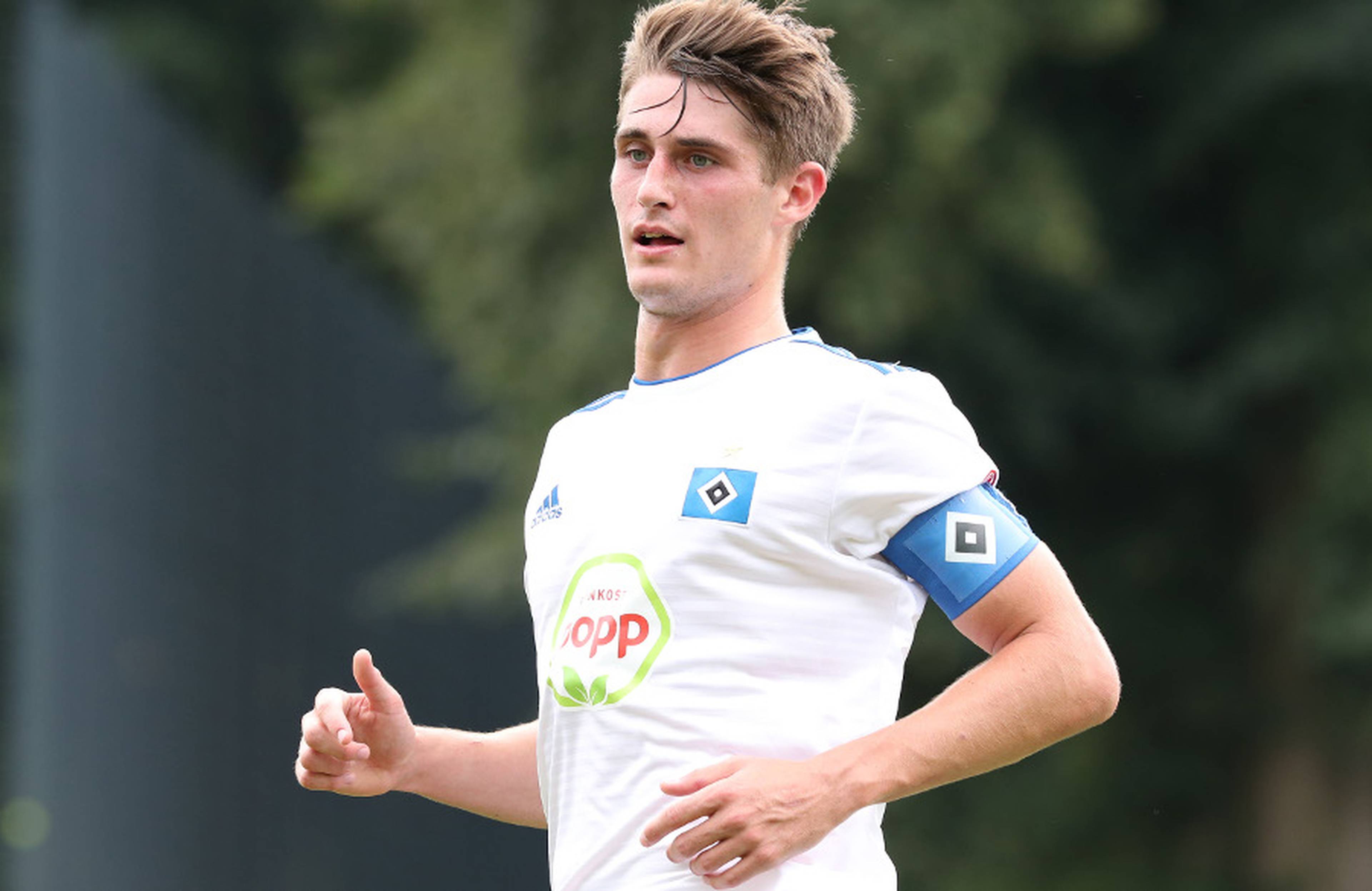 U21-Spieler Leon Mundhenk mit Kapitänsbinde. 