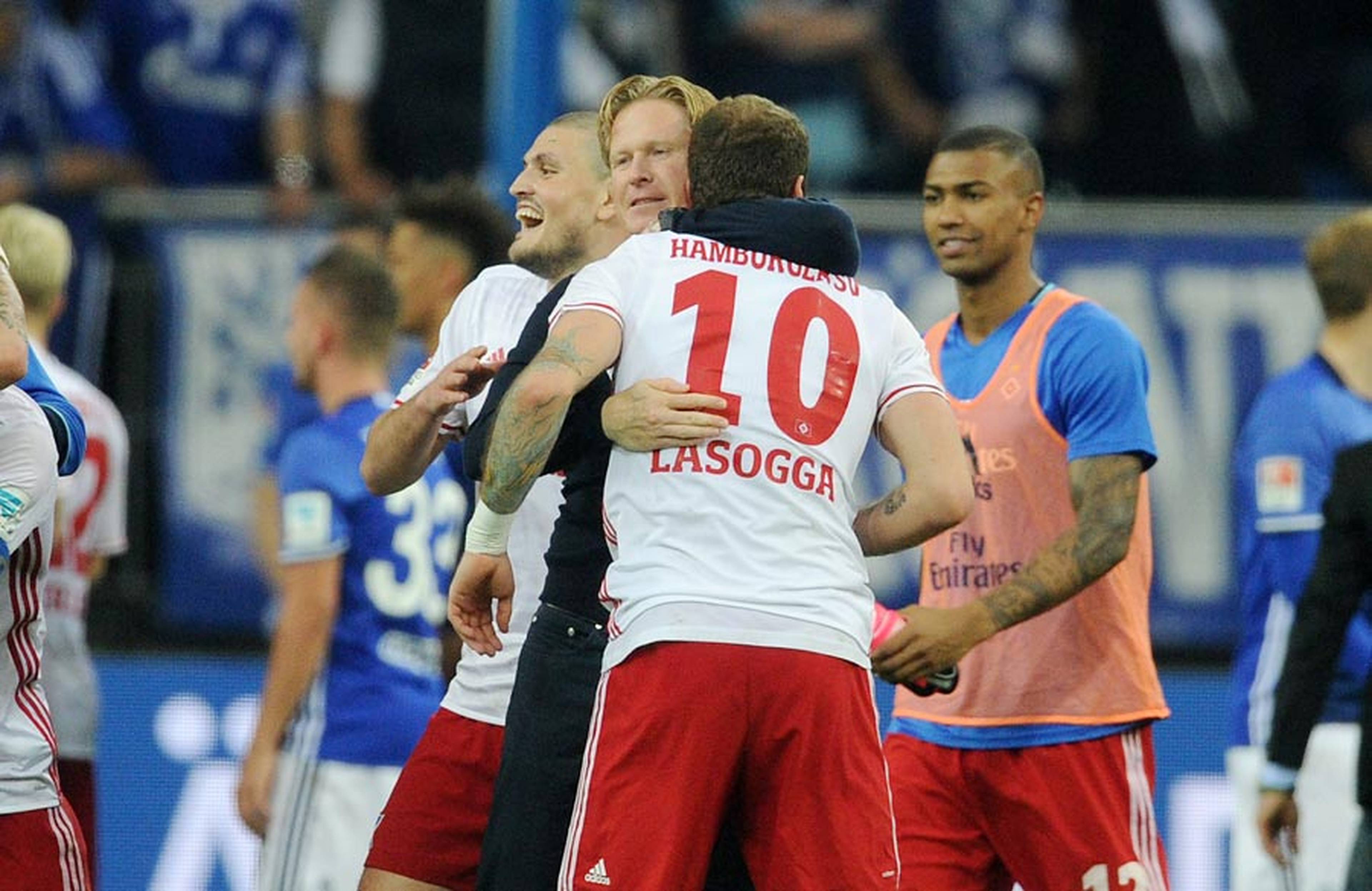 Lasogga and Gisdol embrace following late equaliser at Schalke.