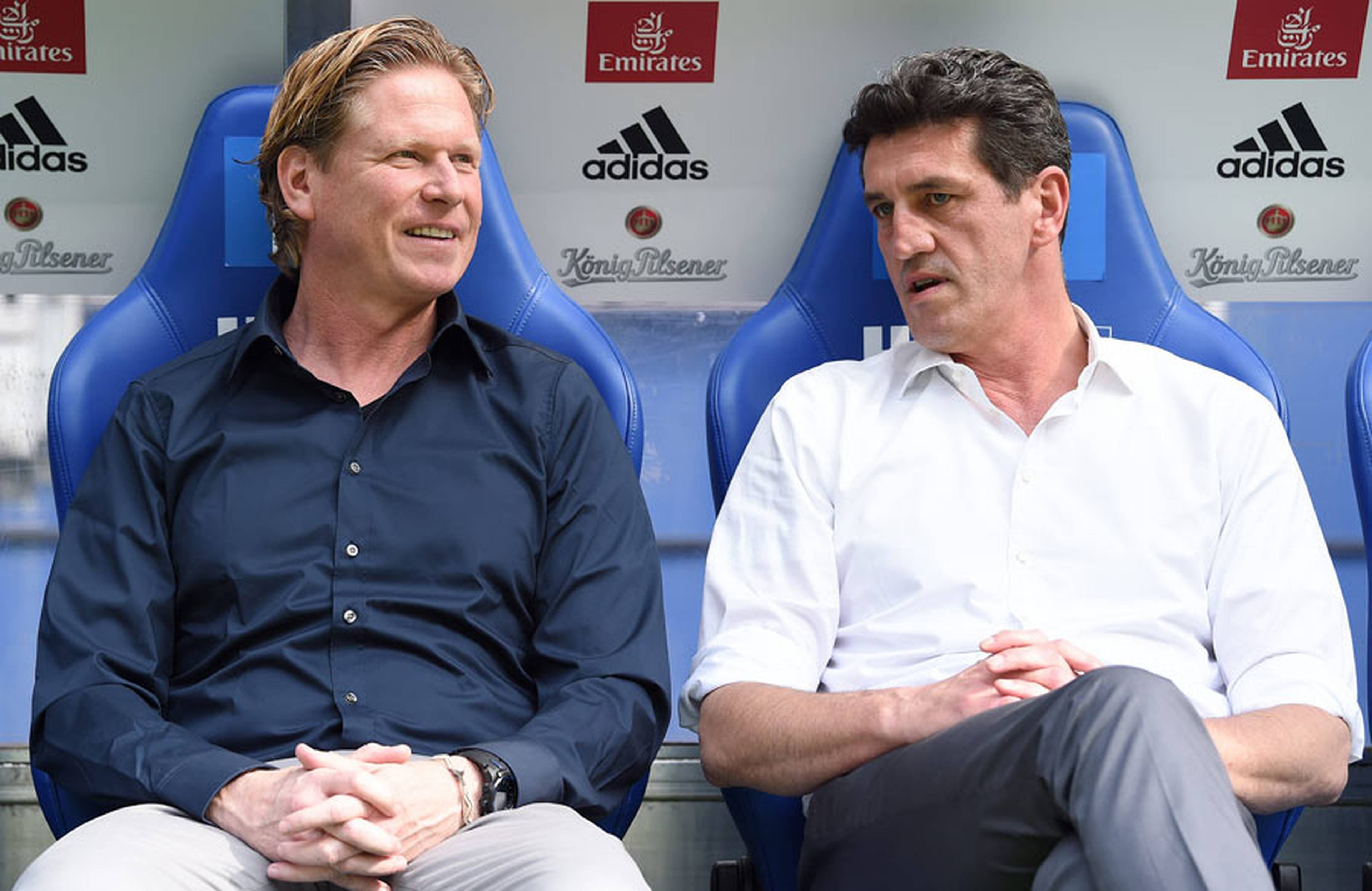 Jens Todt und Markus Gisdol sitzen auf der Trainerbank.