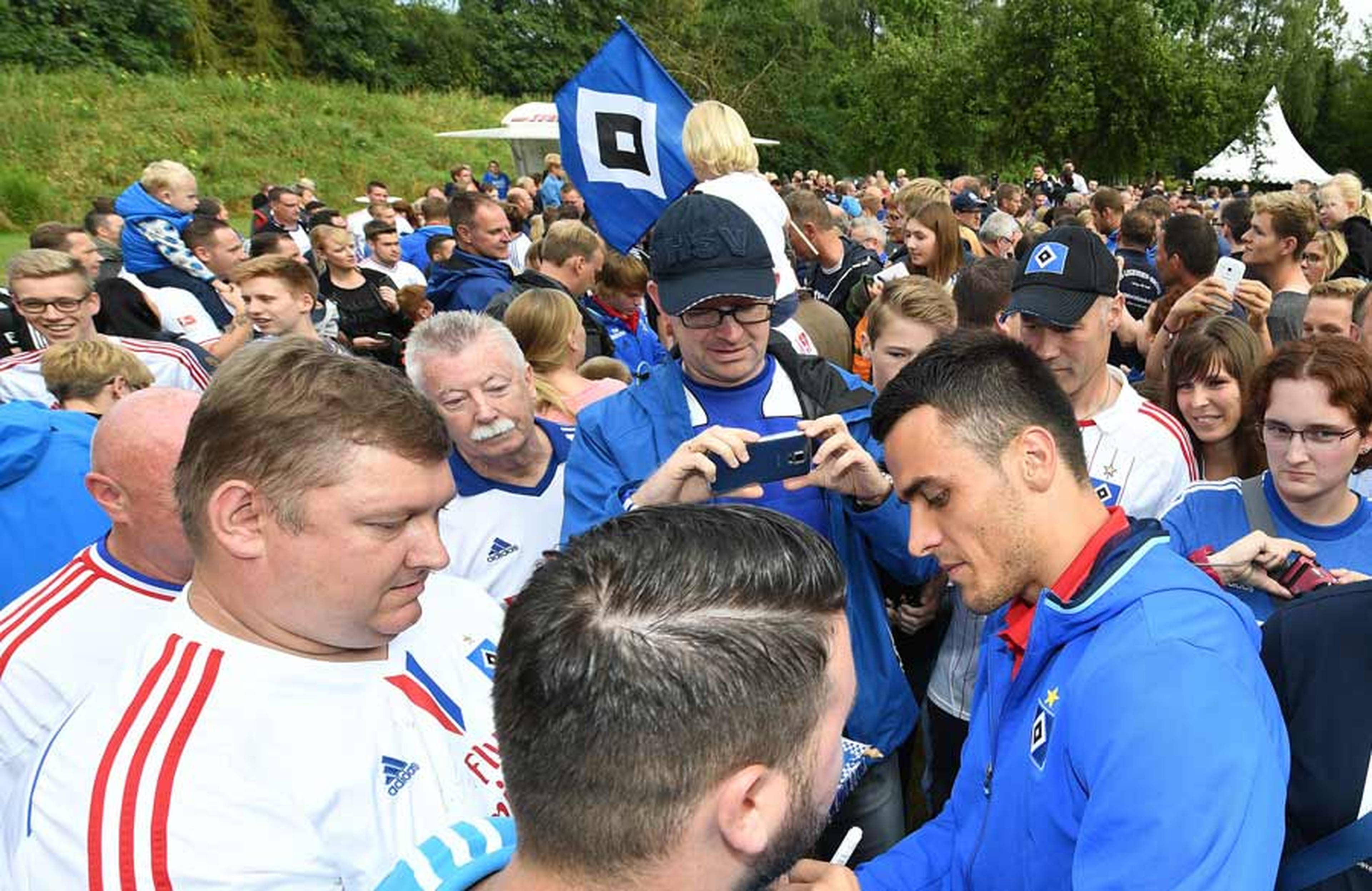Filip Kostic gibt Autogramme beim Fanabend.