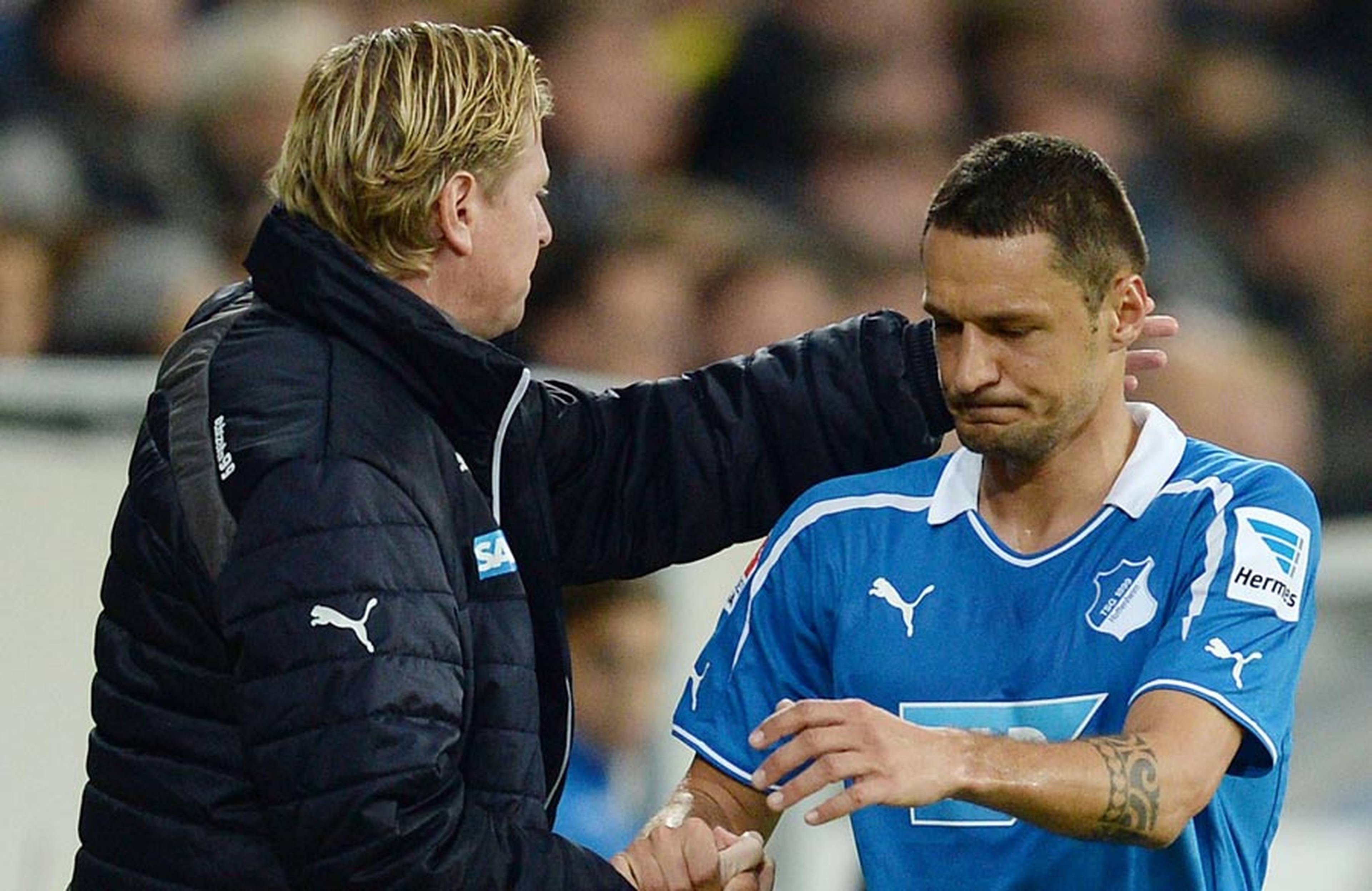 Markus Gisdol klatscht Sejad Salihovic im Trikot von Hoffenheim ab. 