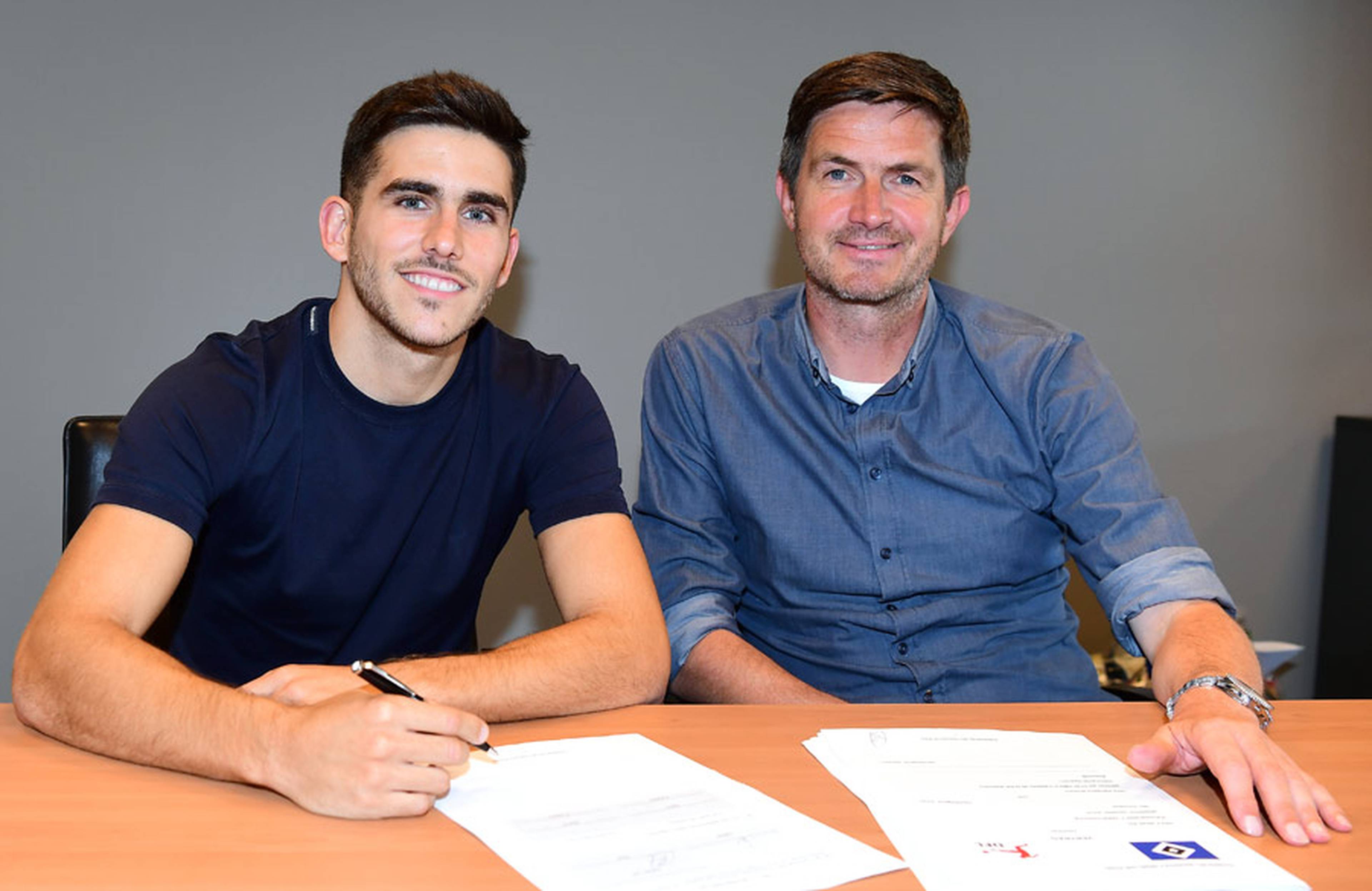 Sportchef Ralf Becker und Jairo Samperio bei der Vertragsunterschrift.