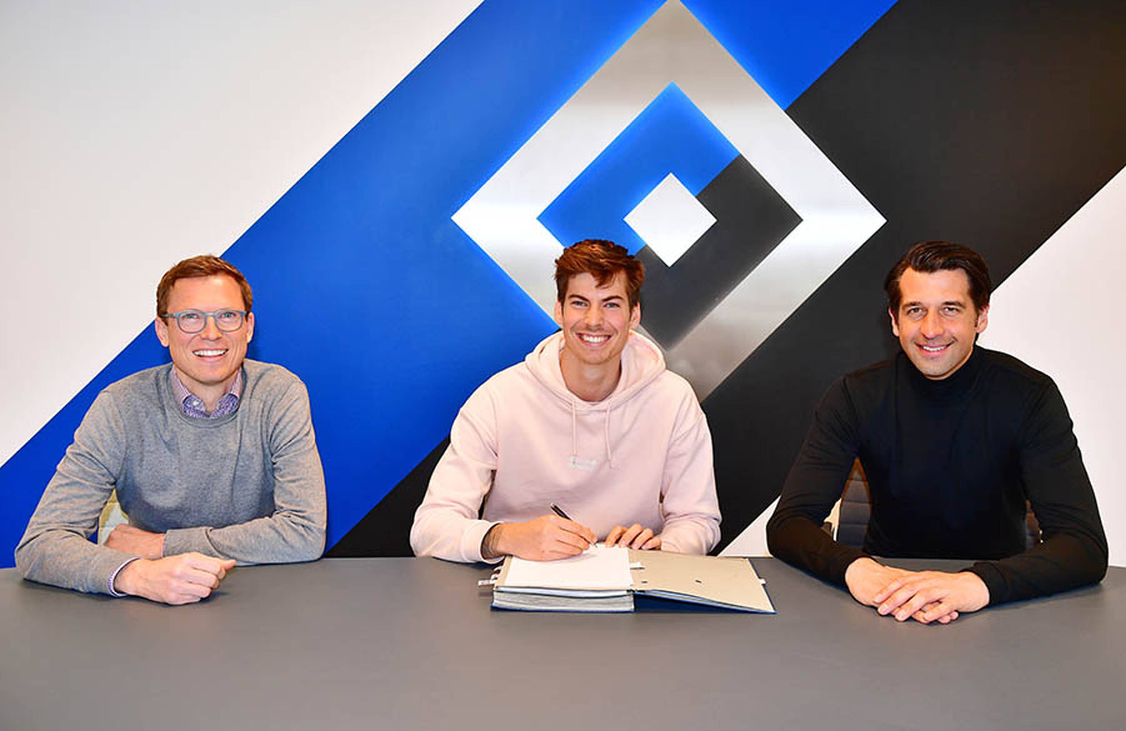 Freuen sich auf die weitere Zusammenarbeit: Sportdirektor Michael Mutzel, Mittelfeldspieler Maximilian Rohr und Vorstand Jonas Boldt (v.l.).