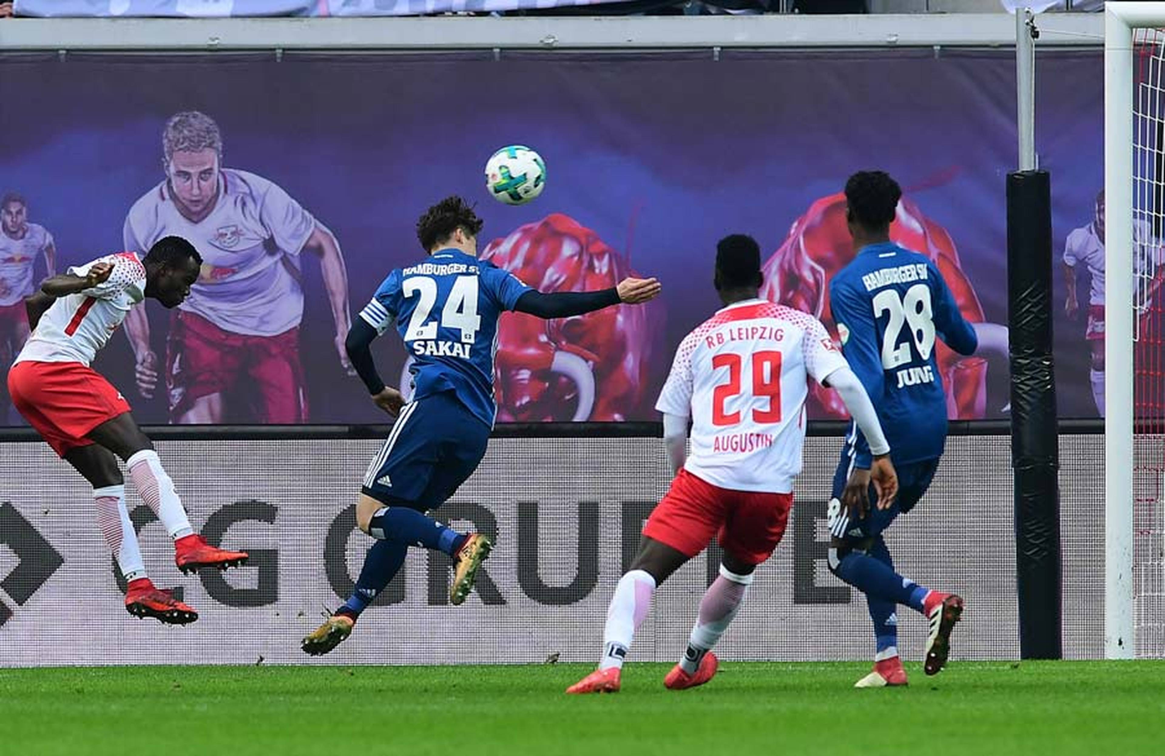 Bruma köpft aufs HSV-Tor, Sakai versucht vor ihm noch einzuschreiten.