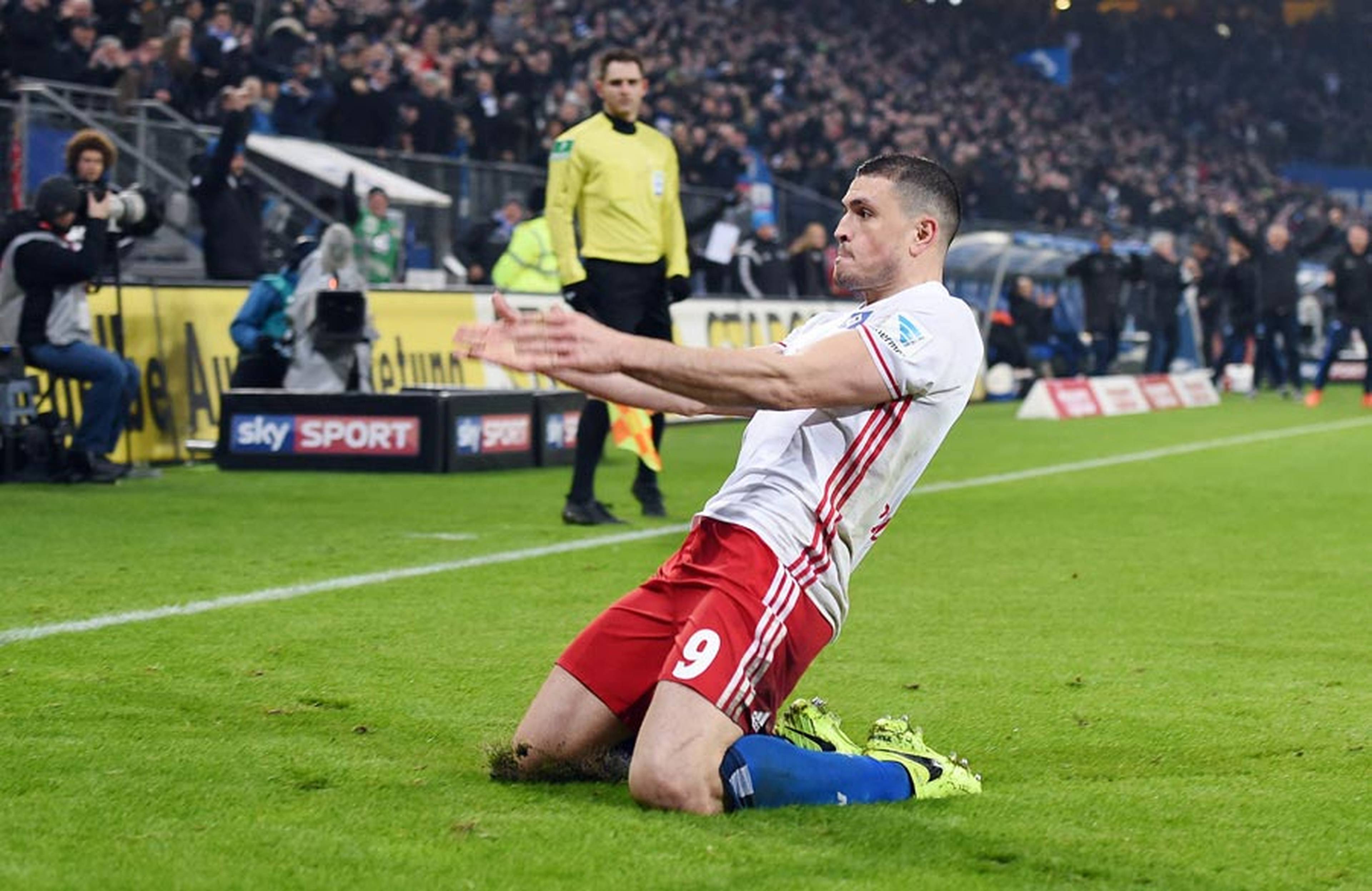 Just reward: "Papa" nodded home the winning goal which HSV richly deserved.