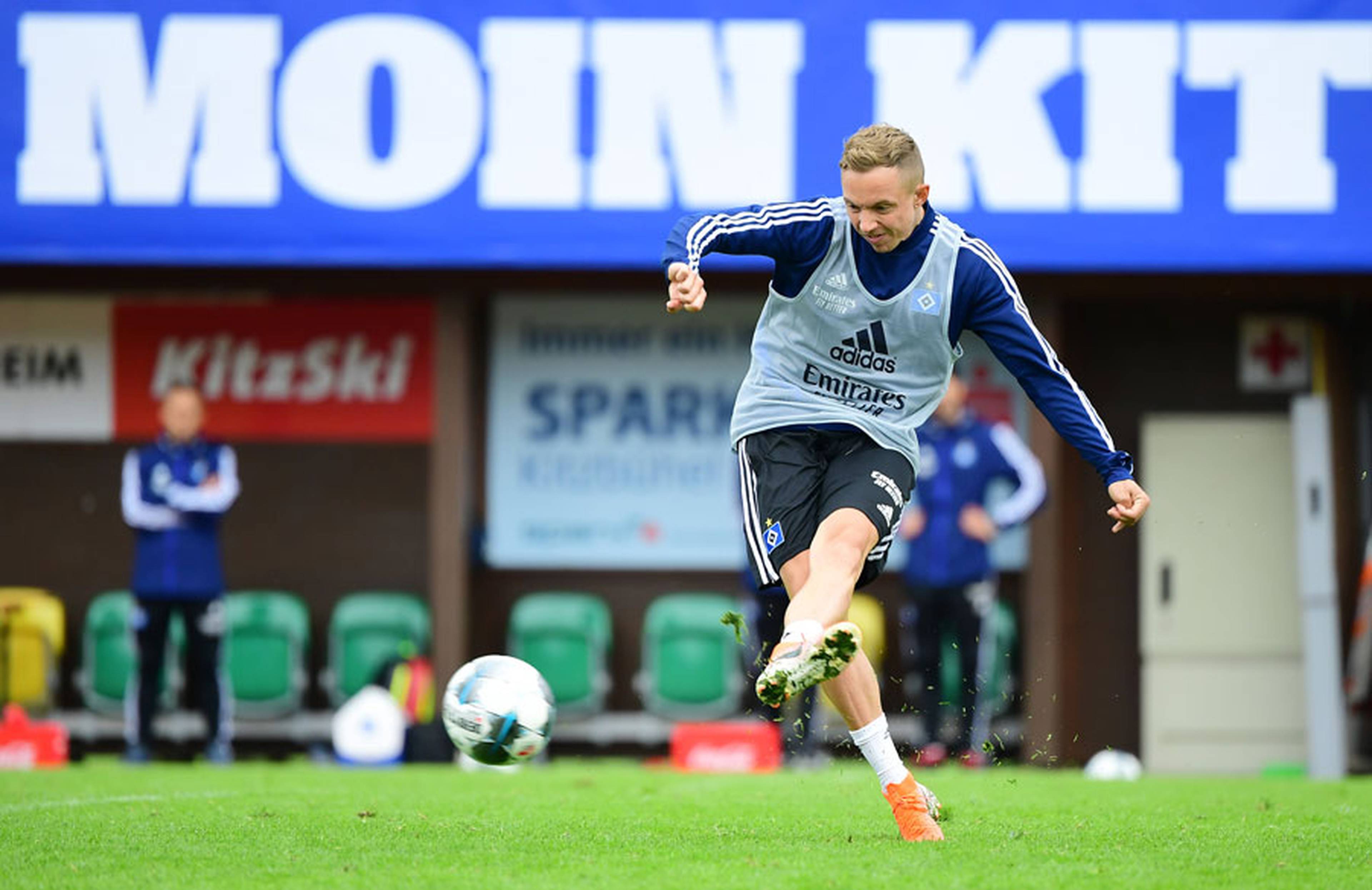 Kittel spielt einen Pass auf dem Trainingsplatz.
