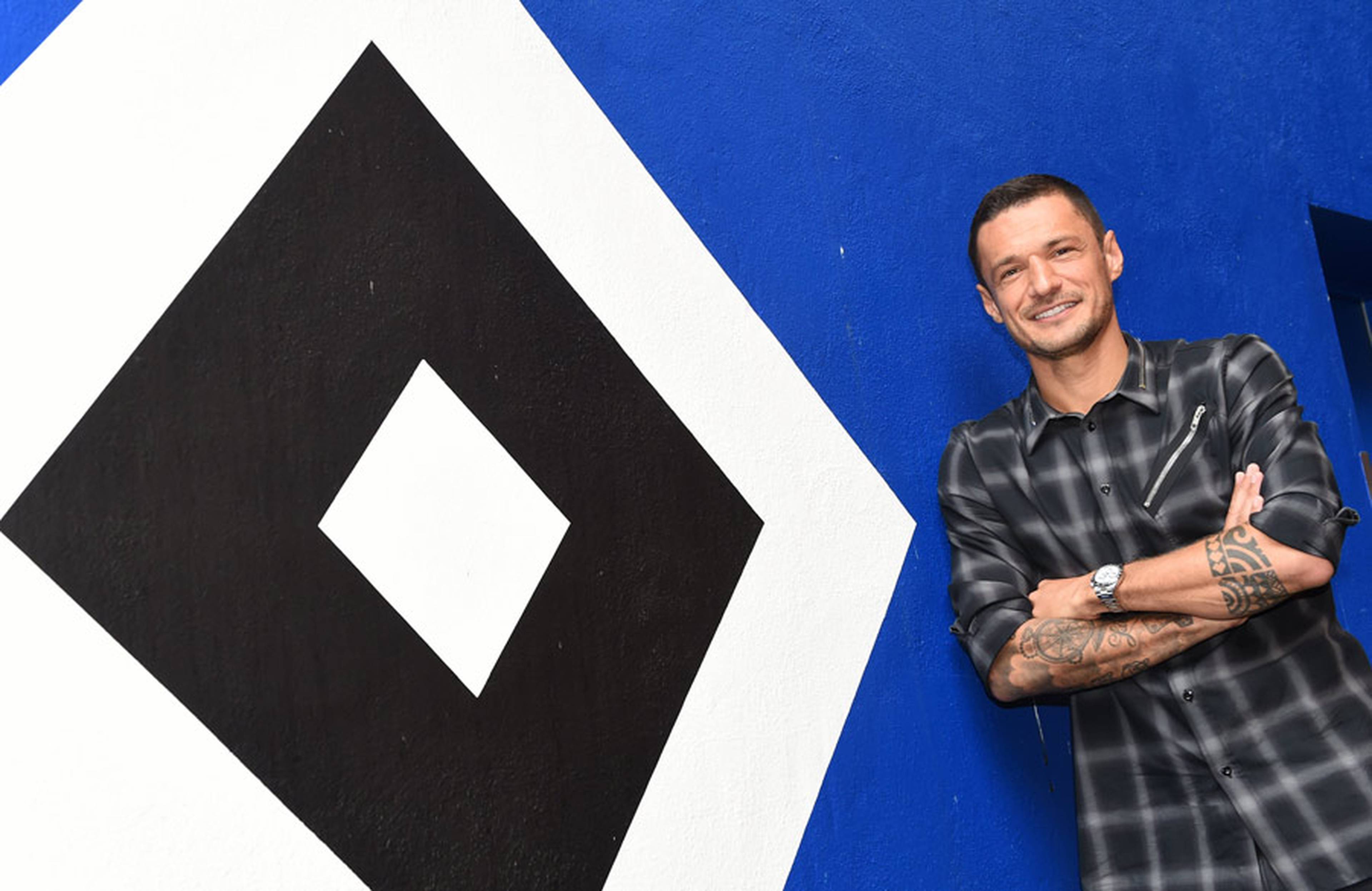 Sejad Salihovic lehnt an einer Wand mit der Raute.