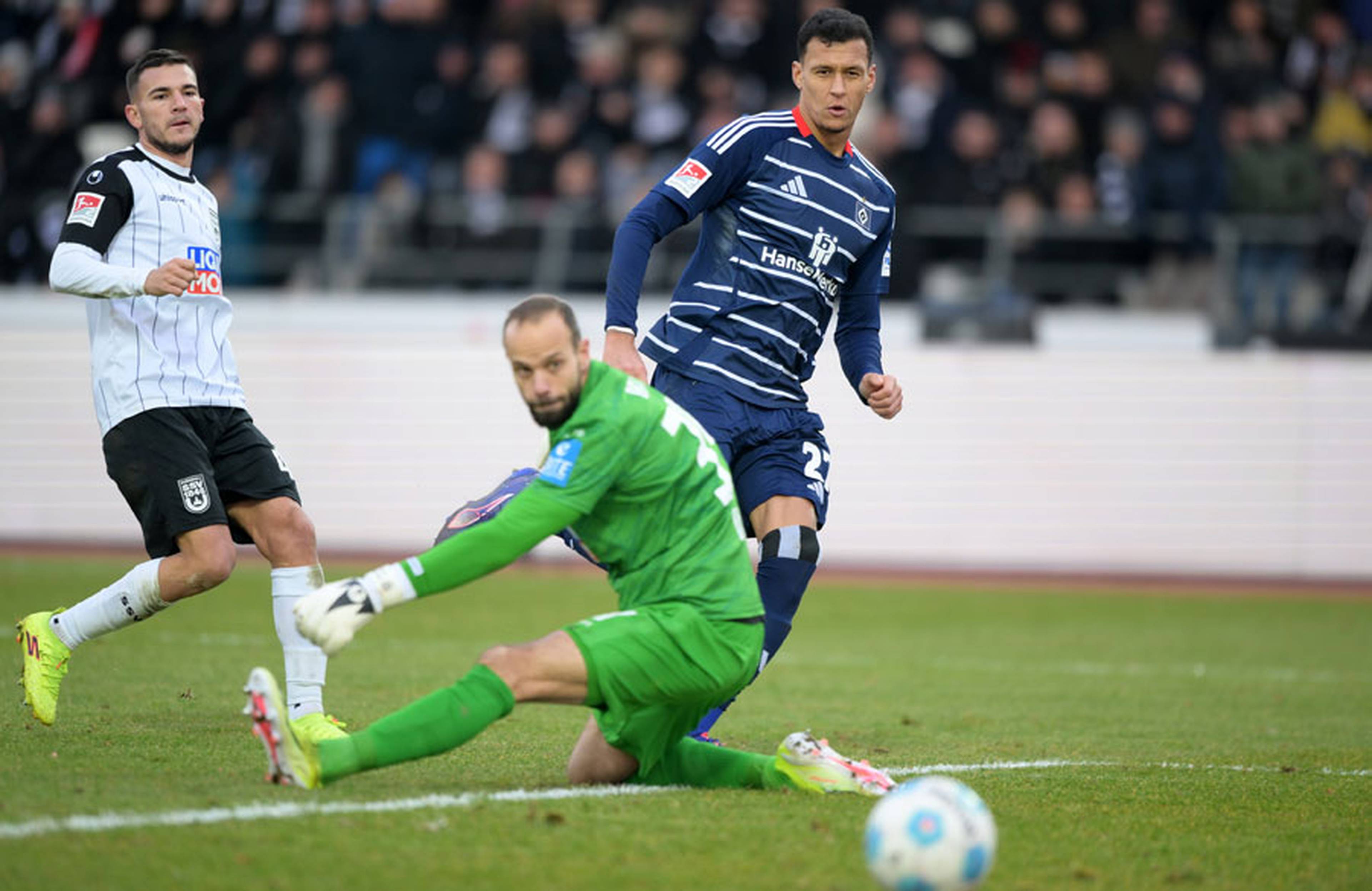 Pfosten! Selke hat den Ball geschickt an Keeper Ortag vorbeigeschlenzt, doch zum zweiten Mal an diesem Nachmittag ist der Pfosten im Weg.