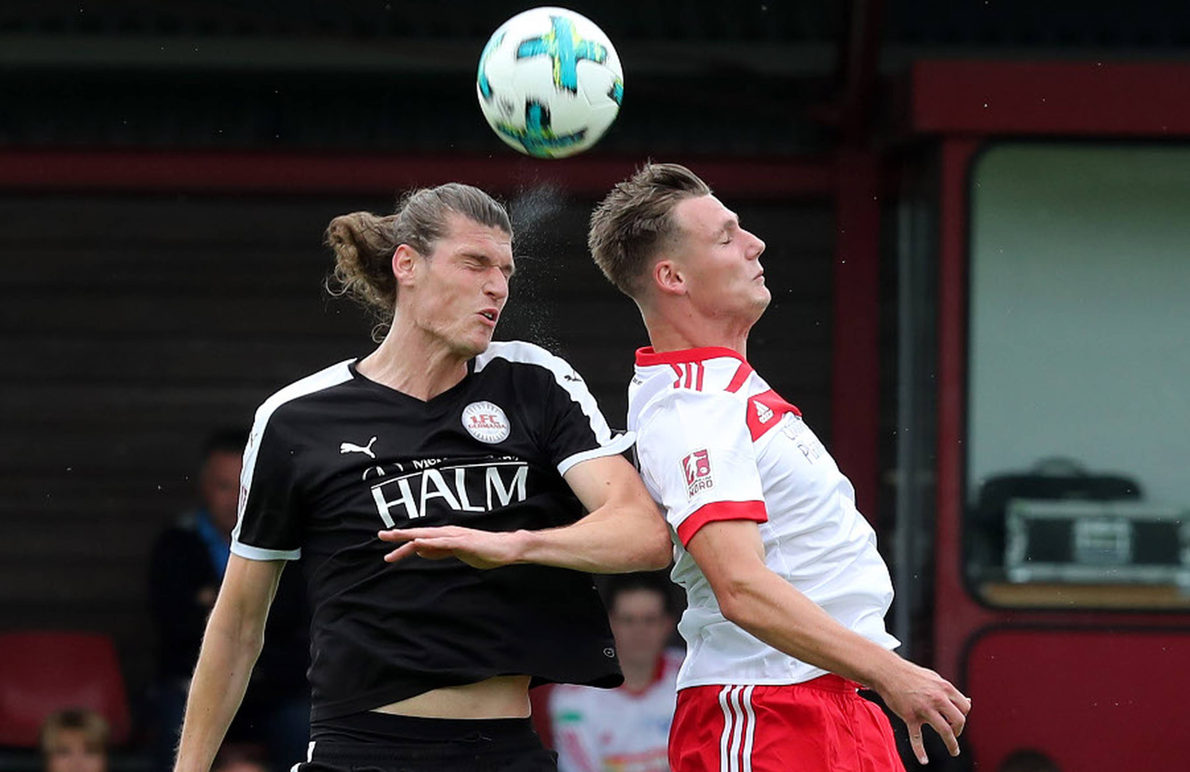 Holte auch wieder extrem viele Kopfbälle: Törles Knöll (r.).