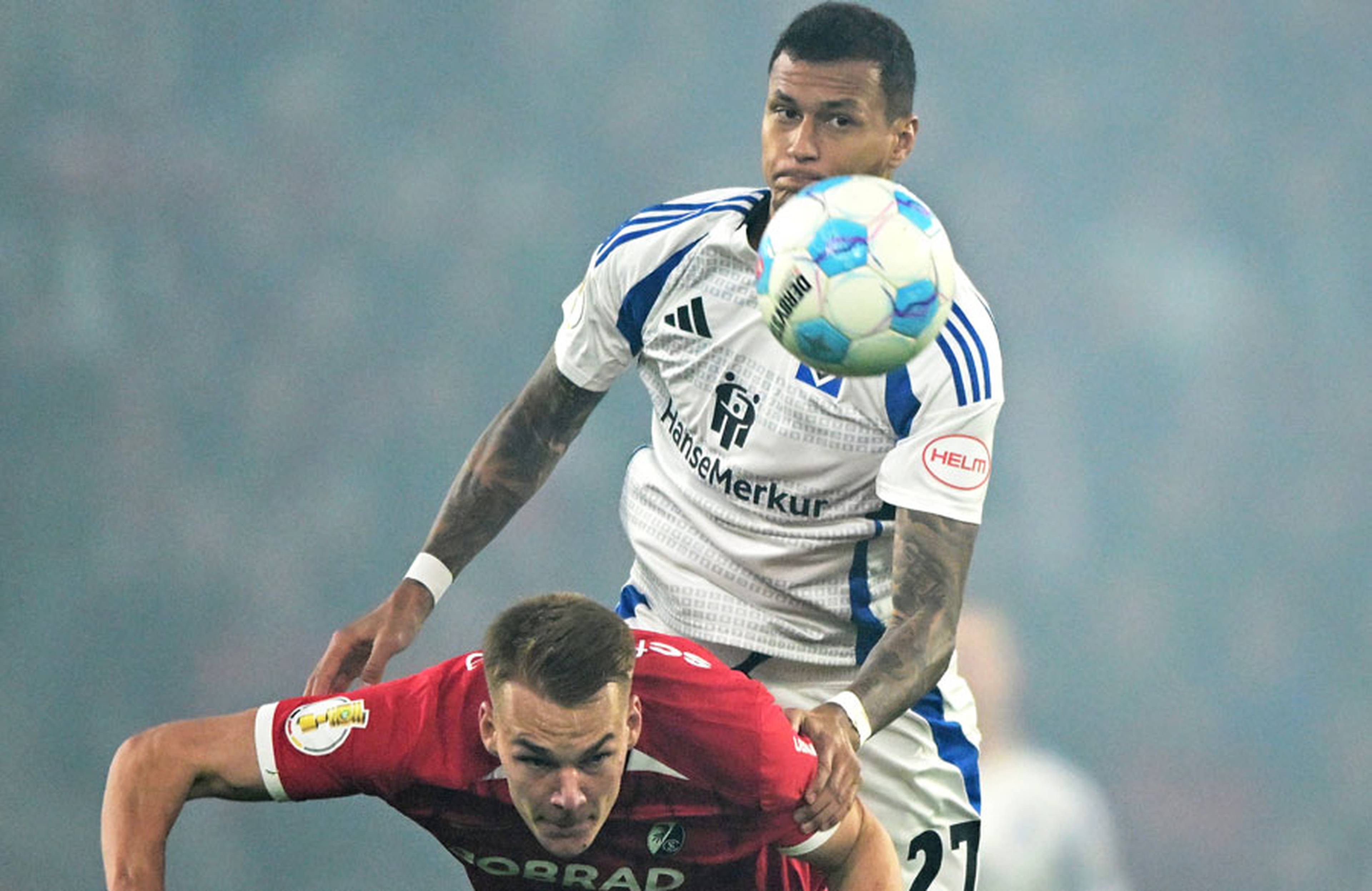 HSV-Angreifer Selke hatte die erste Großchance des Spiels auf dem Kopf, die Tore aber machten die Freiburger.