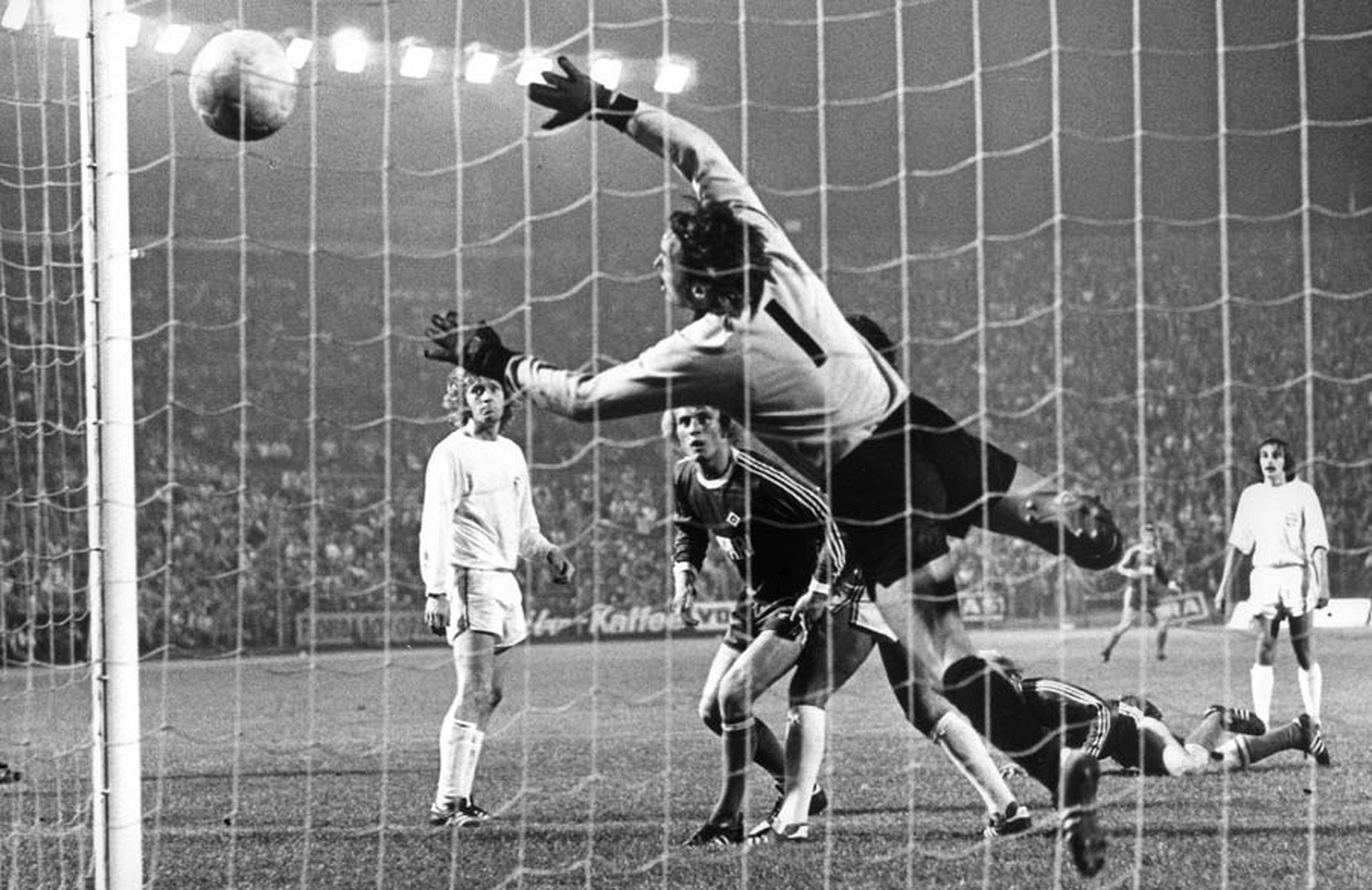 Horst Bertl erzielt das goldene Tor gegen Kickers-Torwart Fred-Werner Bockholt.