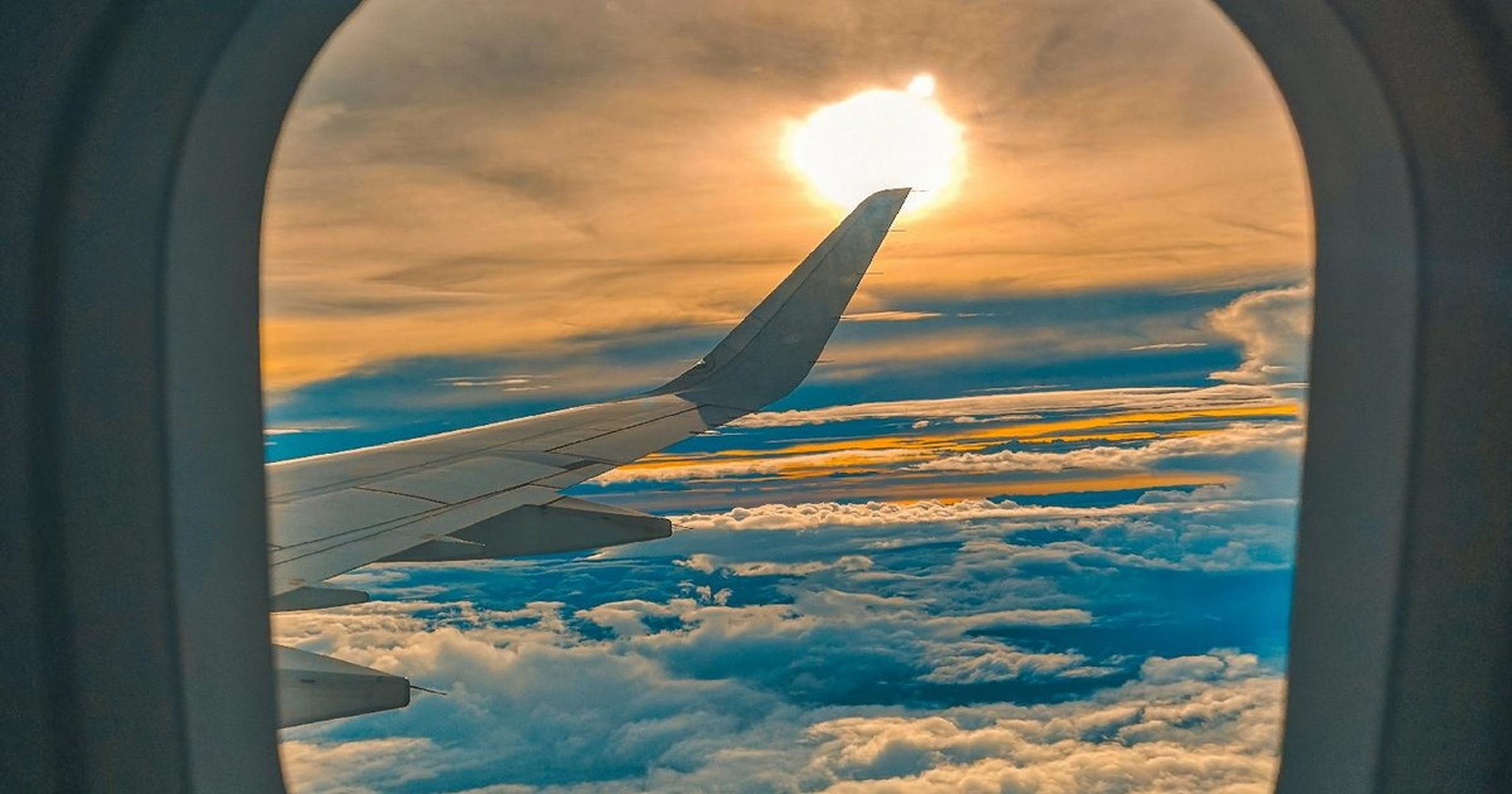 Das kleine Loch im Flugzeugfenster: Funktion, Sicherheit & Technik erklärt