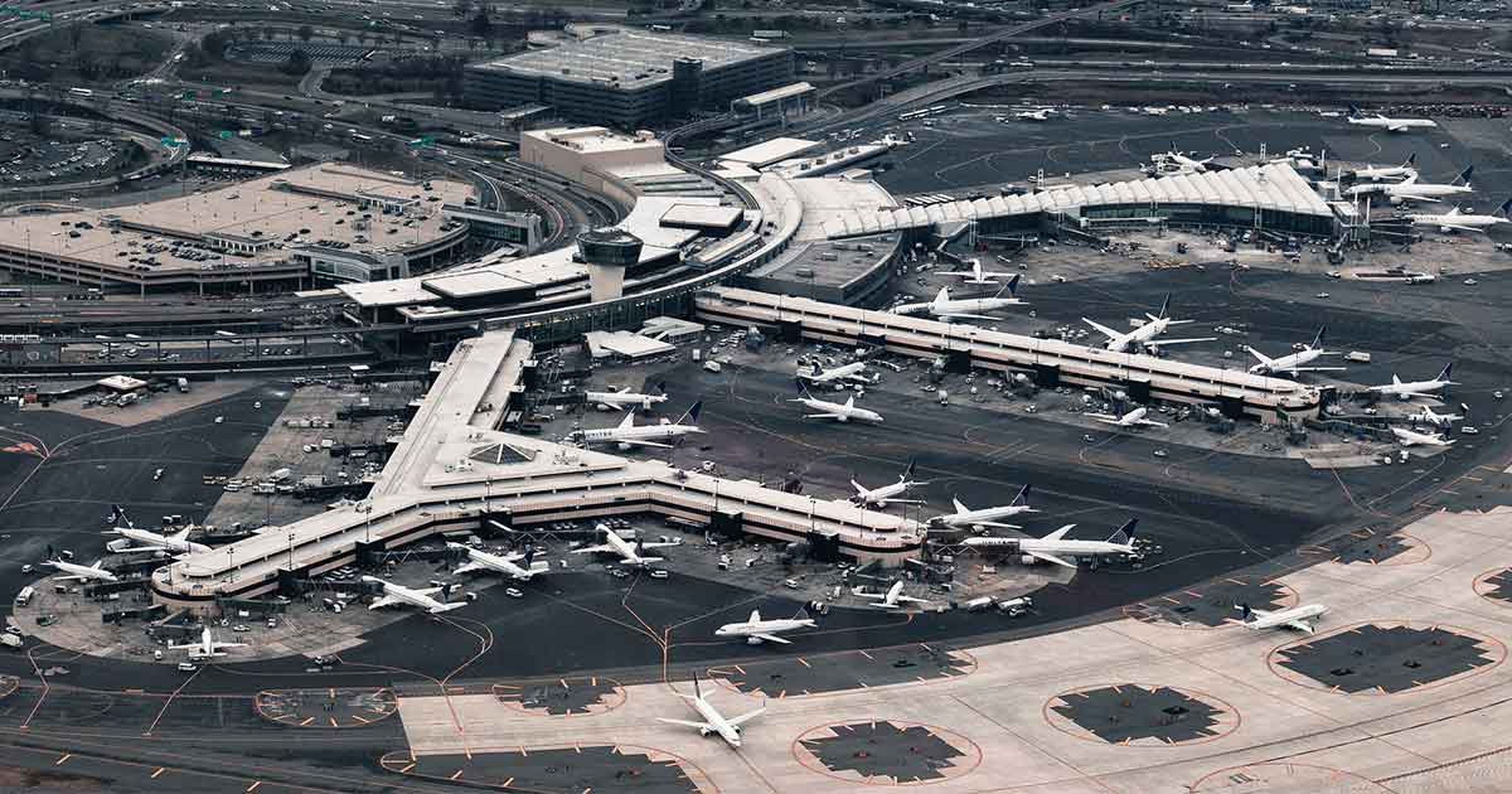 Största flygplatsen i världen: efter antal passagerare och område