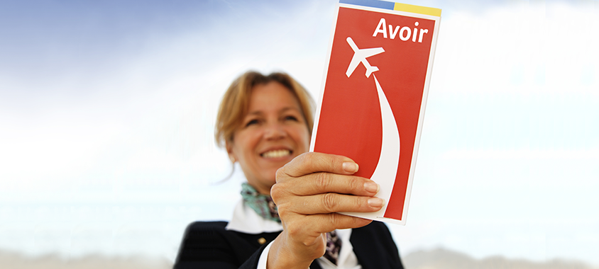 une femme du personnel aérien présente un avoir une femme du personnel aérien présente un avoir
