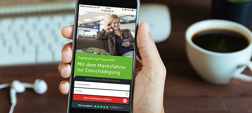 Smartphone mit geöffnetter Flightright Webseite Smartphone mit geöffnetter Flightright Webseite
