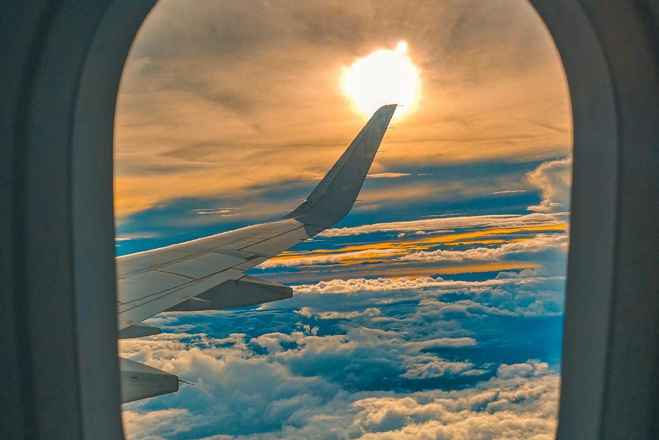 Das kleine Loch im Flugzeugfenster: Funktion, Sicherheit, Technik