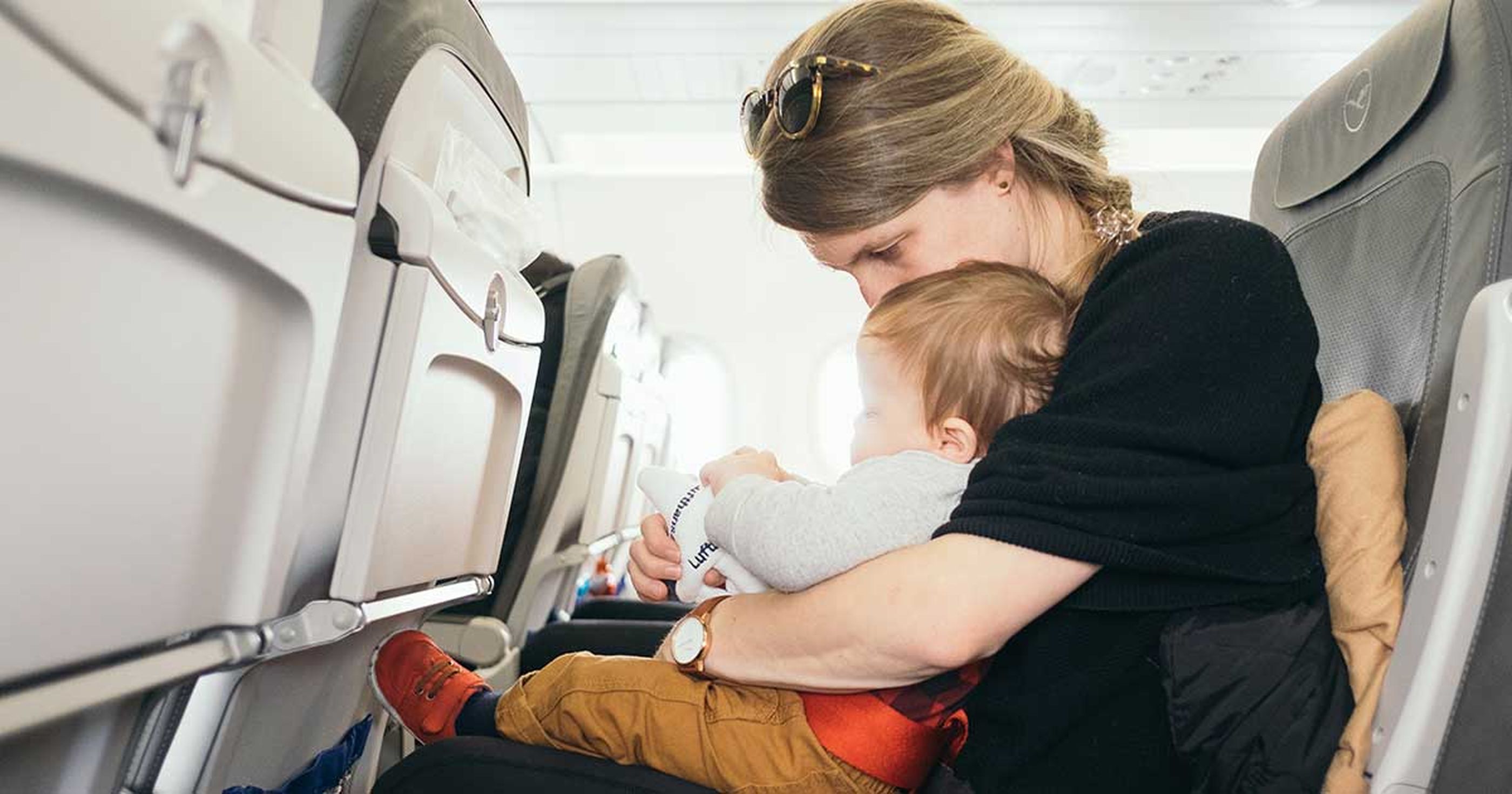 Flyga med bebis: användbara tips och allt föräldrar behöver veta