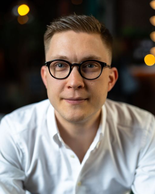 Porträttbild av Anders Nordkvist, CEO på Asteria, rakt framifrån med lågt skärpedjup och mörk bakgrund.