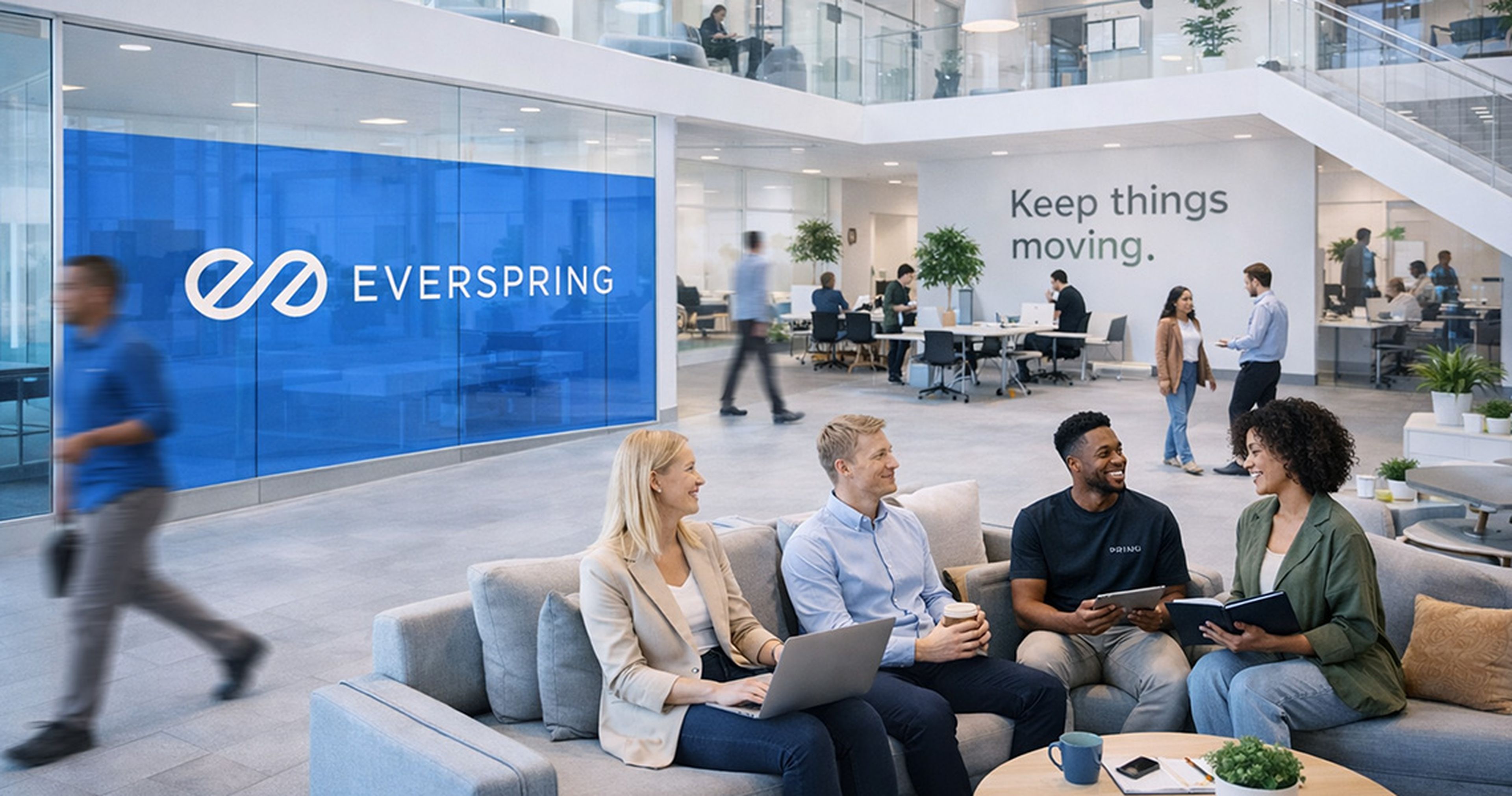 Kontorsmiljö med fyra personer som sitter och pratar. Ett stort "EVERSPRING"-märke och texten "Keep things moving" syns på väggarna.