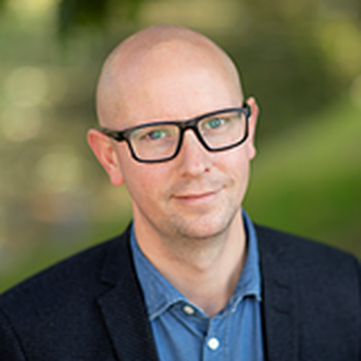 Porträttbild mot grön bakgrund med lågr skärpedjup av Gustav Damborg, Affärsutvecklare på Sparbanken Alingsås