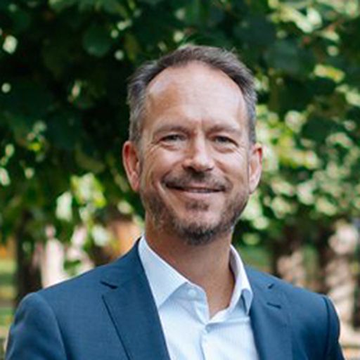 Porträttbild av Ludvig Fischerström, Key Account Manager på PayEx. Bild är tagen rakt framifrån med grön blomstrande bakgrund med lågt skärpedjup. Ludvig ser leendes in i kameran.