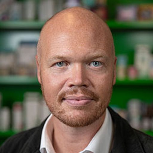 Muotokuva Anton Nymanista, Coopin strategisten kumppanuuksien johtaja, joka katsoo suoraan kameraan. Kuva otettu edestä vihreää taustaa vasten matalan terävyysalueen kanssa.