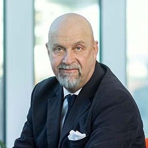 Beskuren porträttbild av Olof Manner, Senior Advisor på Swedbank, som sitter i orange fåtölj och ser in i kameran