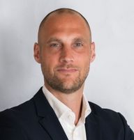 Porträttbild av Per Cedersten, Head of Partner Sales på PayEx mot ljusgrå bakgrund. Bilden är tagen rakt framifrån och Per ser rakt in i kameran.