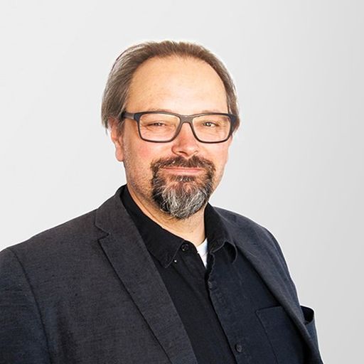 Porträttbild av Dan Rådström, Chief Information Security Office på PayEx tagen rakt framifrån där Dan ser in i kameran och ler.