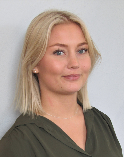 Porträttbild av Tilde Melander, Senior Customer Adviser på PayEx mot ljusgrå bakgrund.