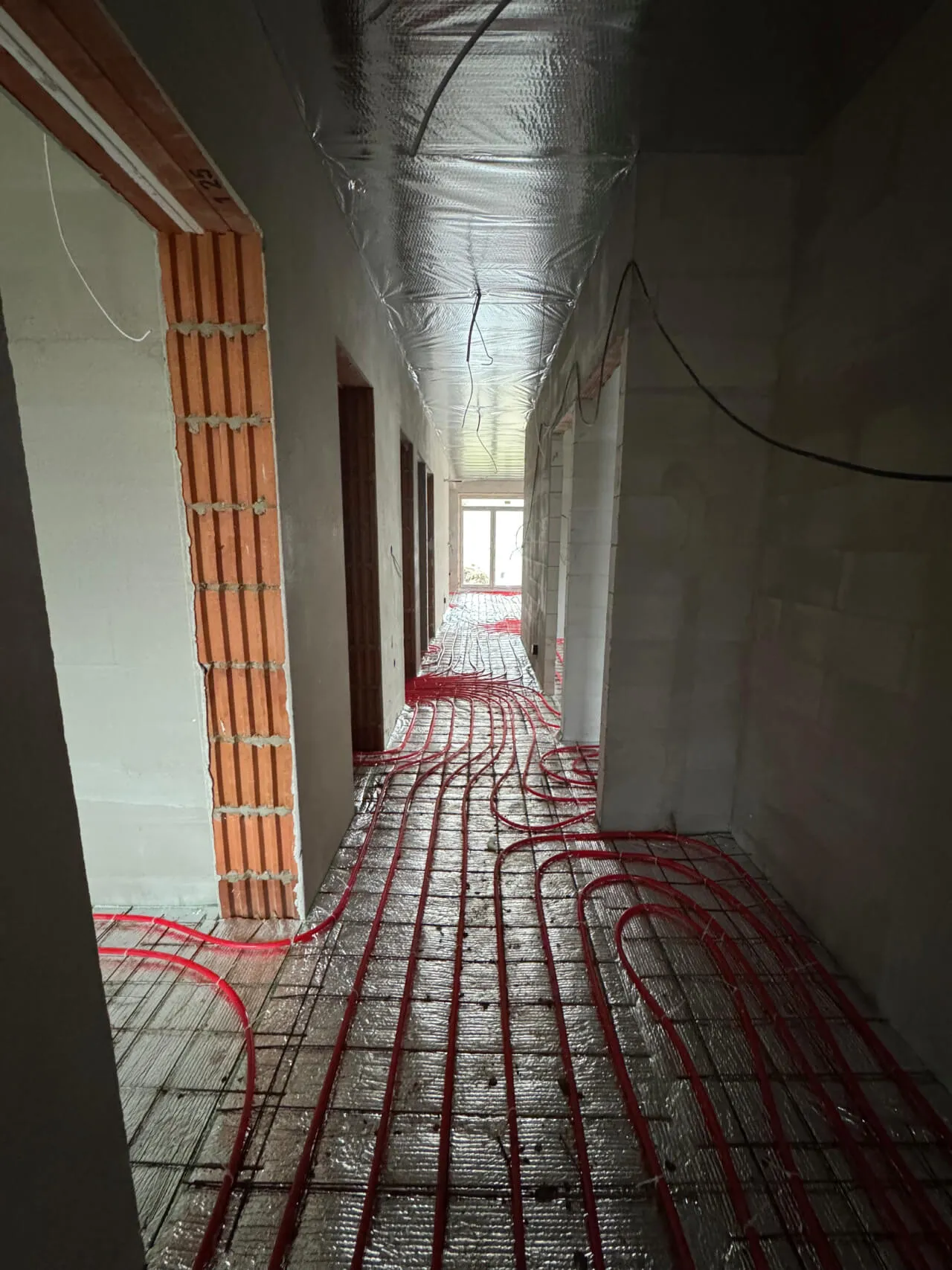 Pazonybau generálkivitelezés által épülő modern családi ház, energiatakarékos megoldásokkal.